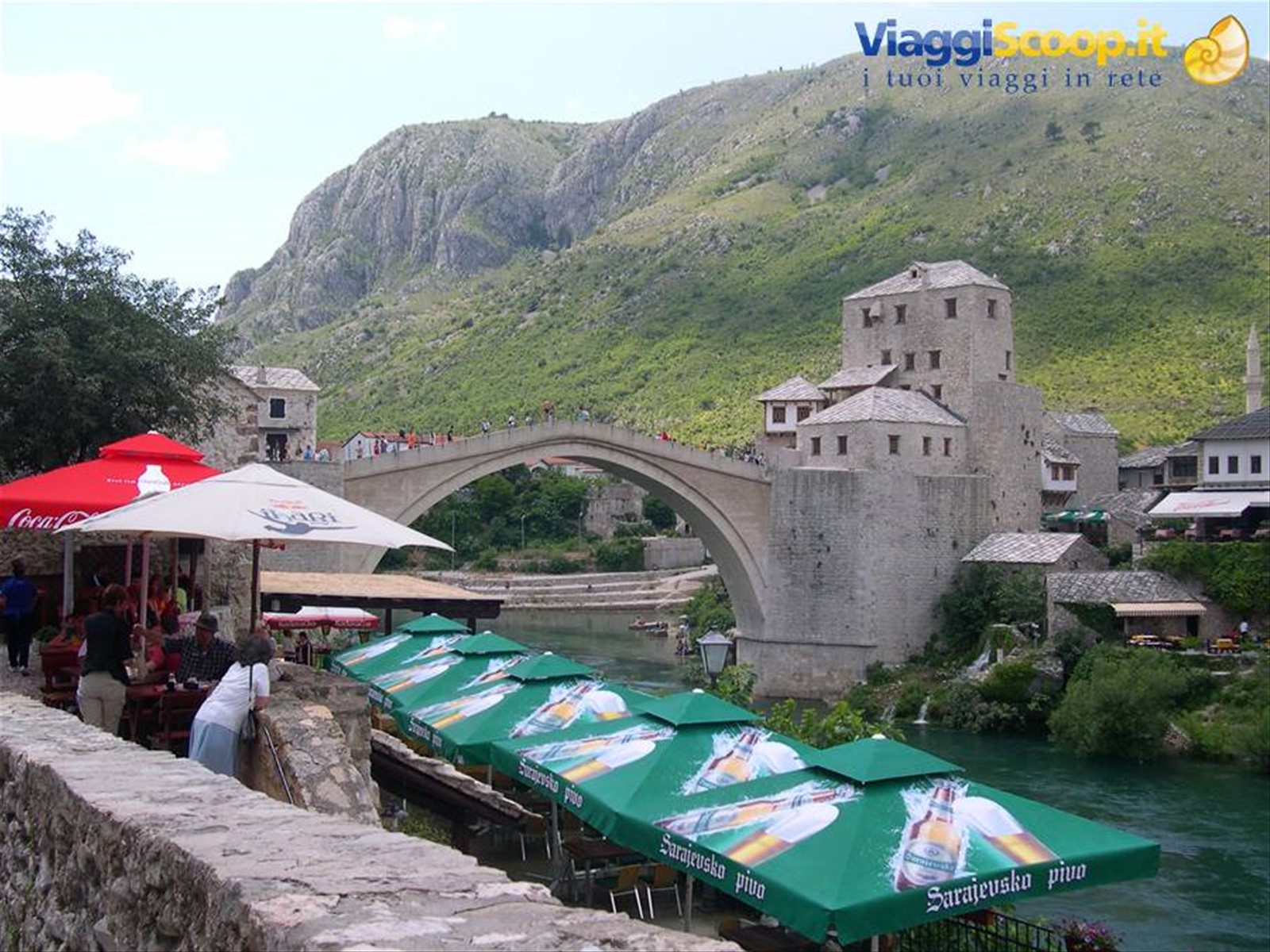 PANORMICA DI MOSTAR, E SULLO SFONDO LA COLLINA ANCORA PIENA DI MINE
