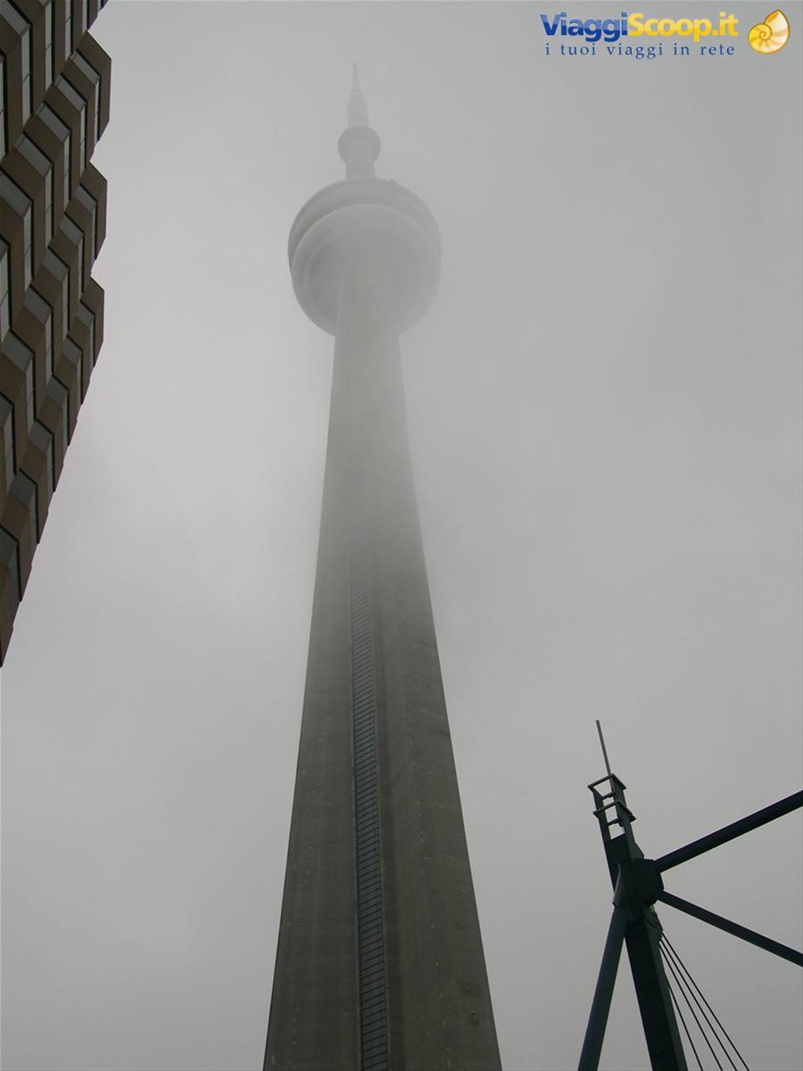 LO SLYLINE DI TORONTO AVVOLTO DALLA NEBBIA