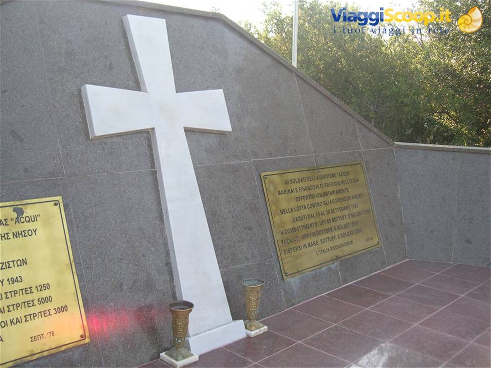 LA TARGA COMMEMORATIVA AI CIRCA 10.000 SOLDATI ITALIANI UCCISI NEL 1943