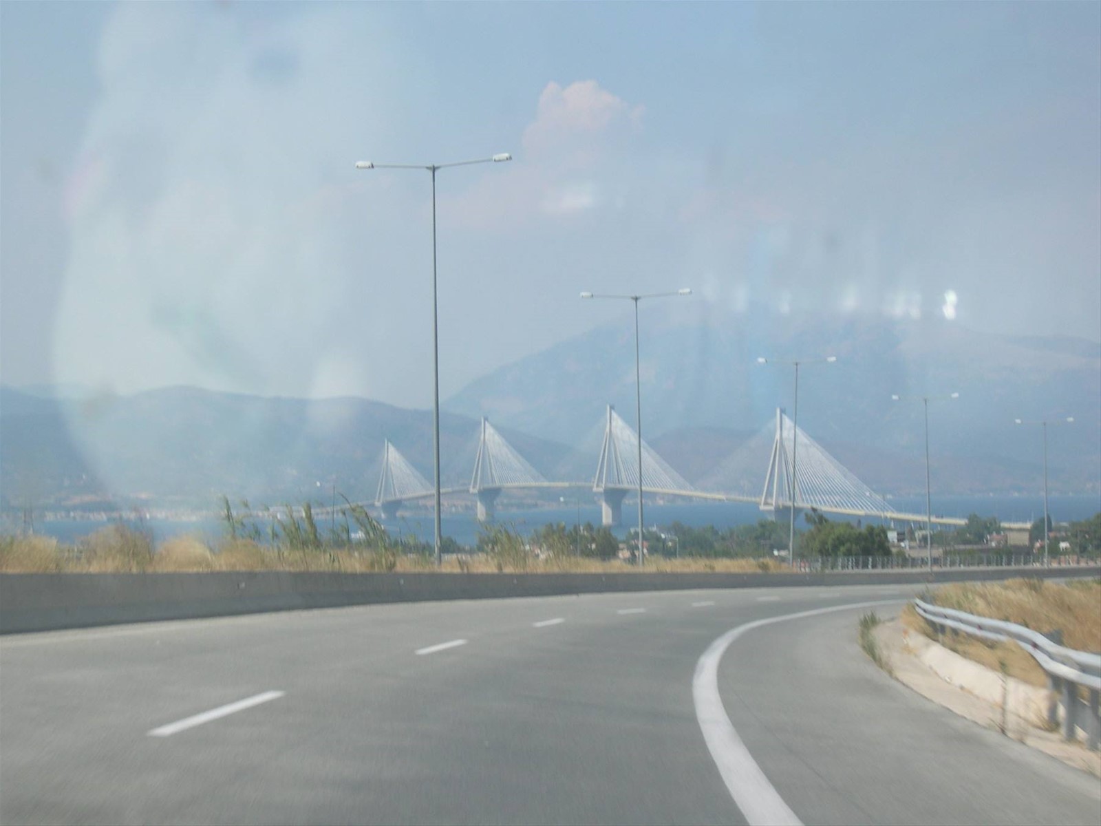 IL PONTE DEL RIO CHE COLLEGA IL PELOPONNESO AL CONTINENTE