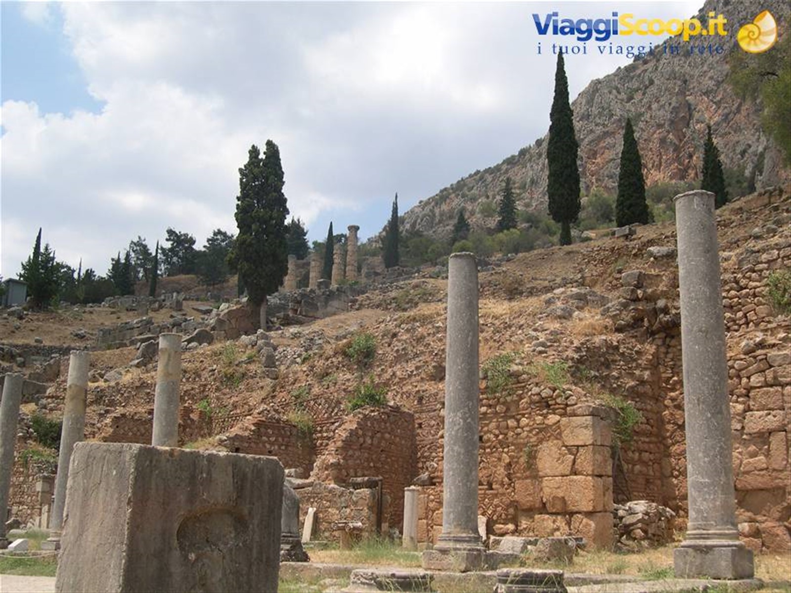 IN VIISITA TRA LE COLONNE DELL' ANTICA DELPHI
