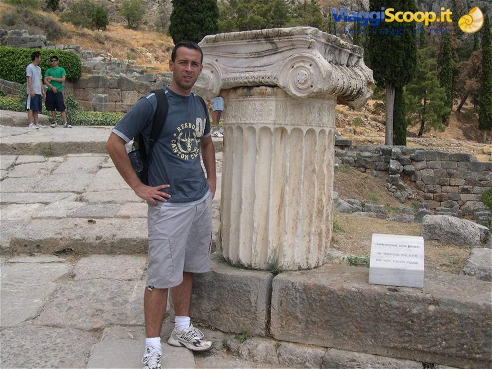 CLAUDIO E UN CAPITELLO IONICO