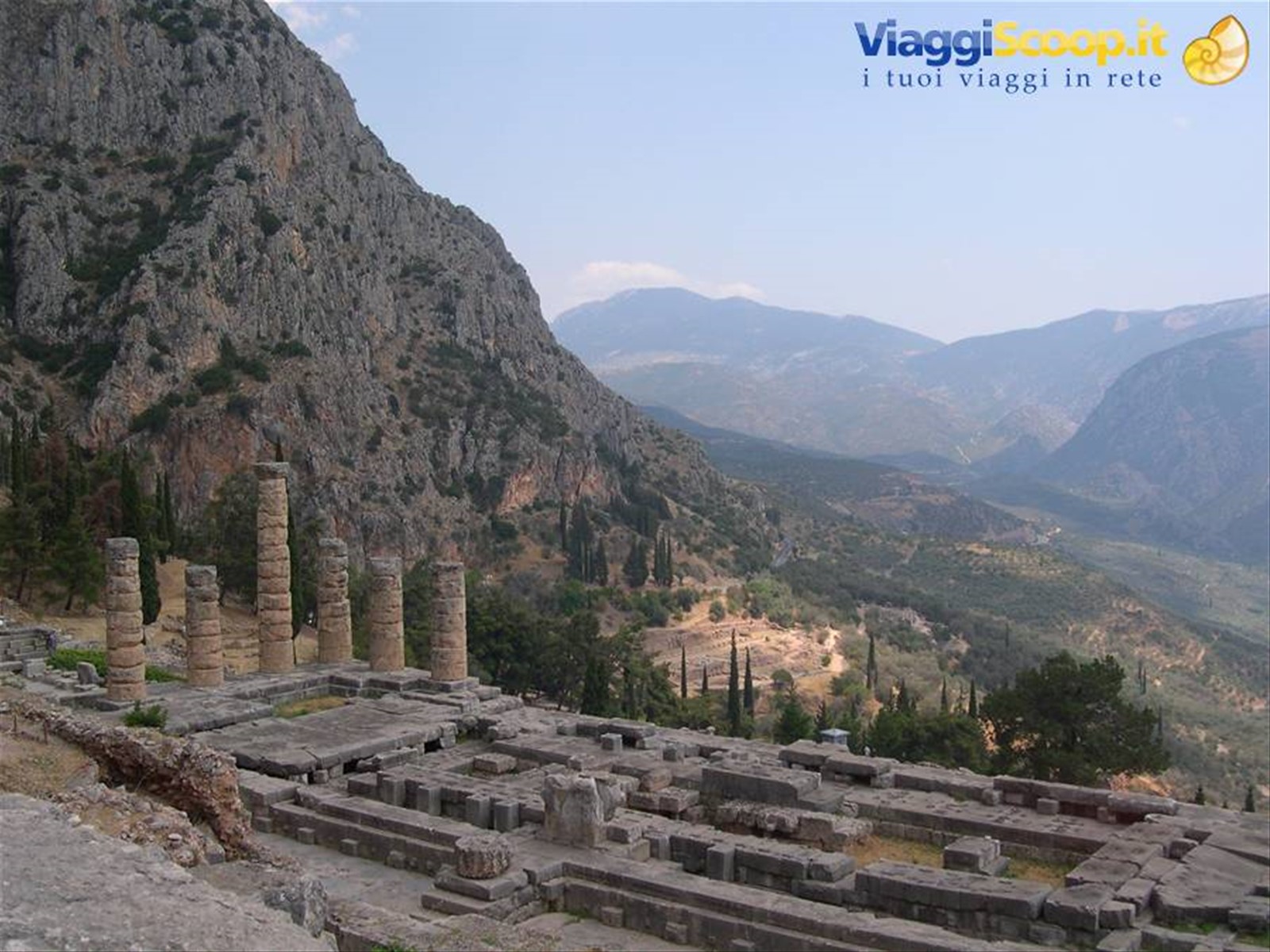 LE ANTICHE ROVINE DI DELPHI ARROCCATE SUL FIANCO DELLA MONTAGNA