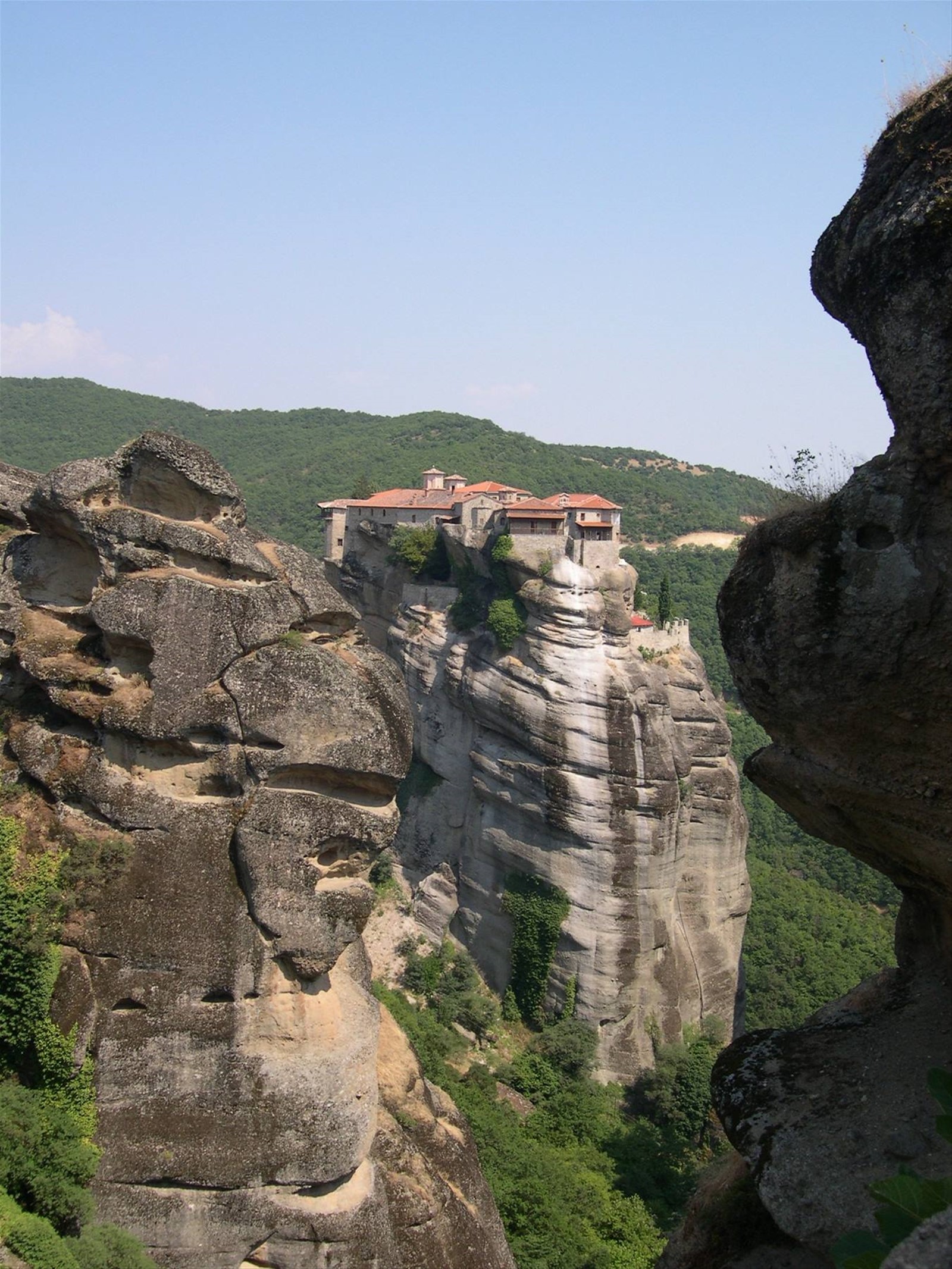 IL MONASTERO SULLA METEORA . . .