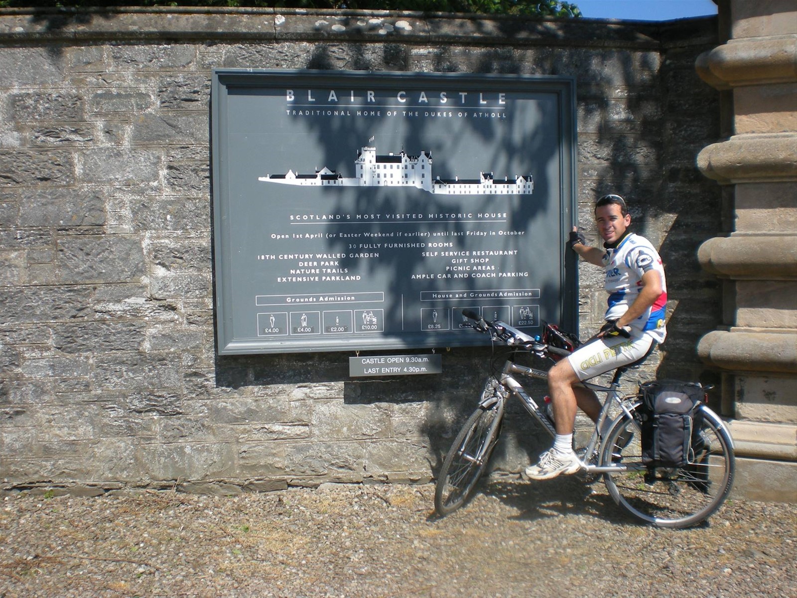 ALL' INGRESSO DEL CASTELLO DI BLAIR