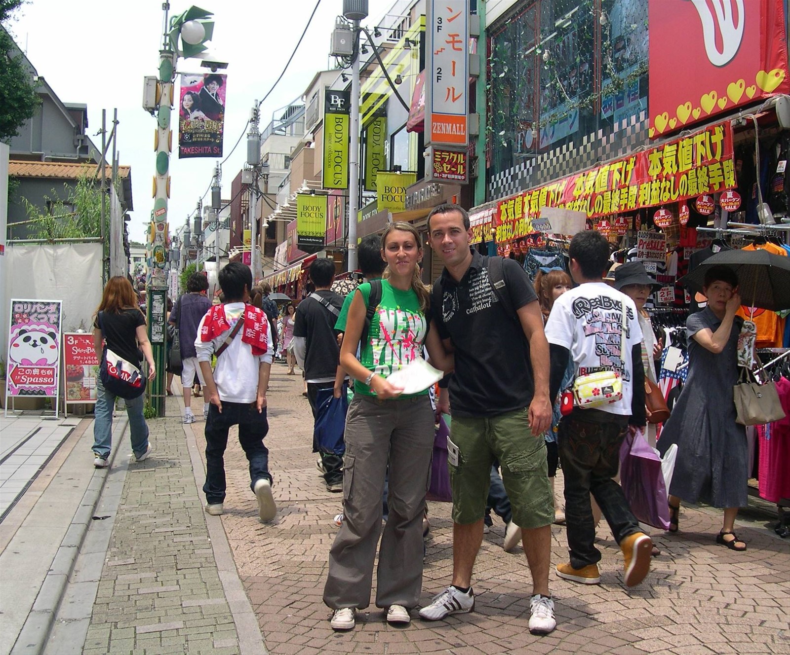 SHOPPING A TAKESHITA STREET
