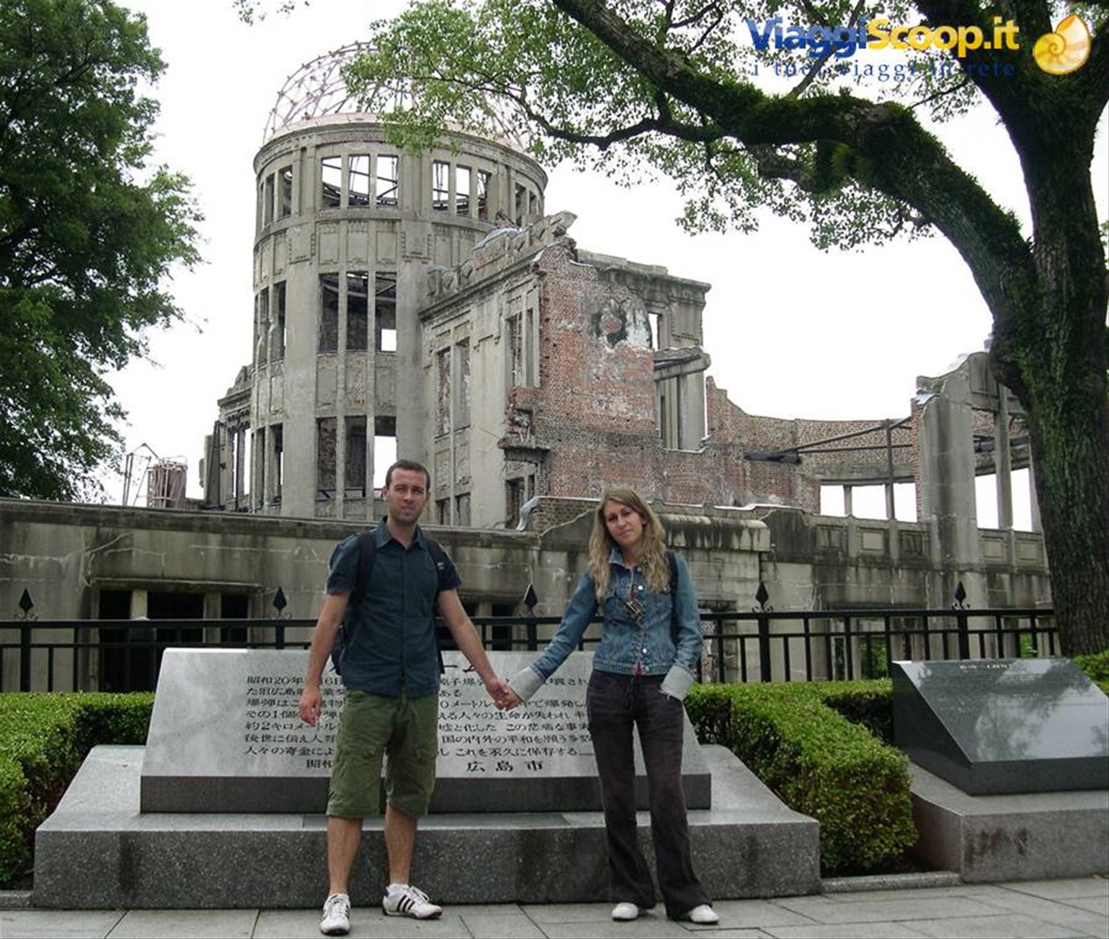 DAVANTI AL FAMOSO "A BOMB DOME" DI HIROSHIMA