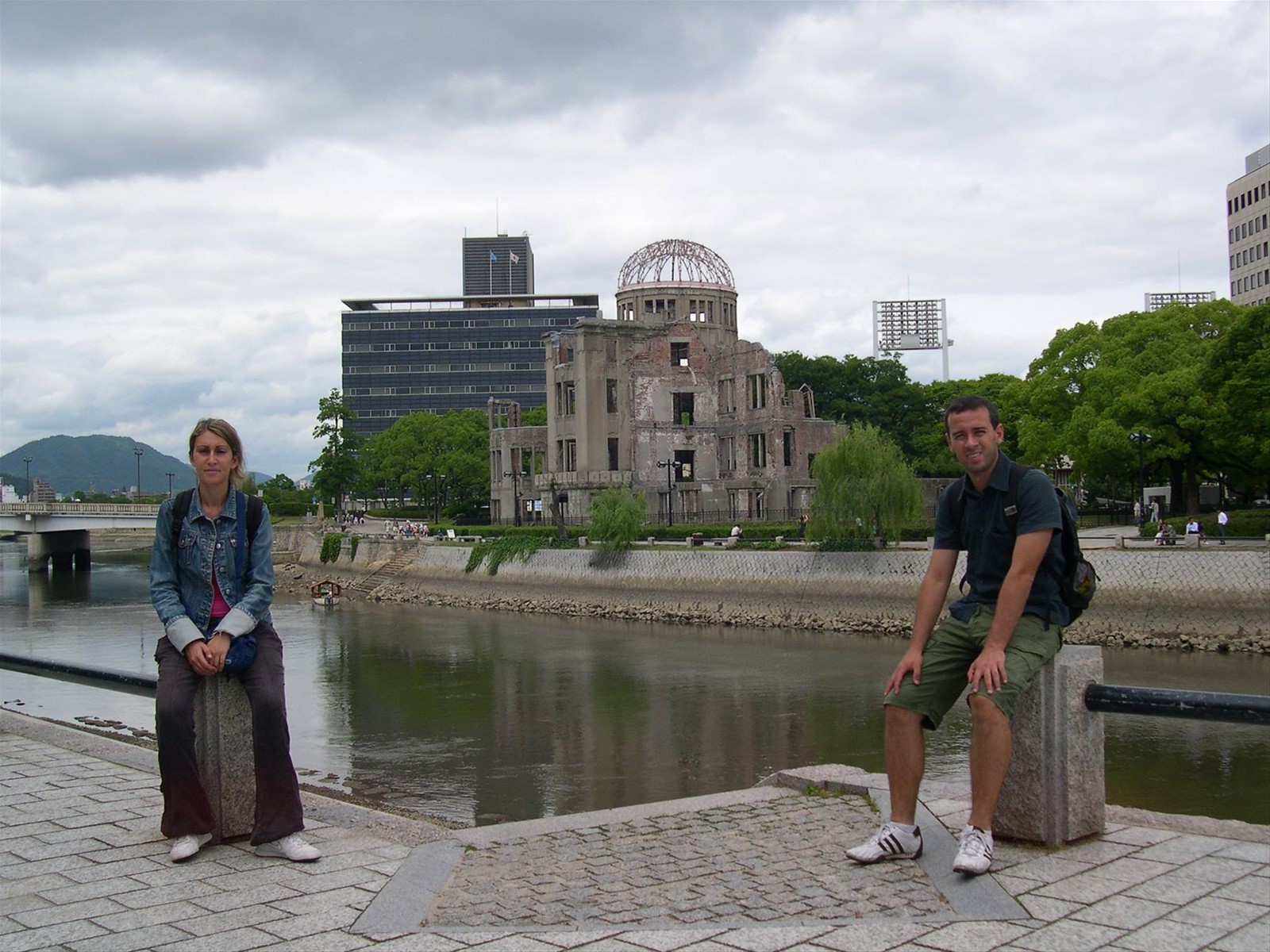 CLAUDIO, VALE E SULLO SFONDO L' EDIFICIO SIMBOLO DELLA CITTA' DI HIROSHIMA