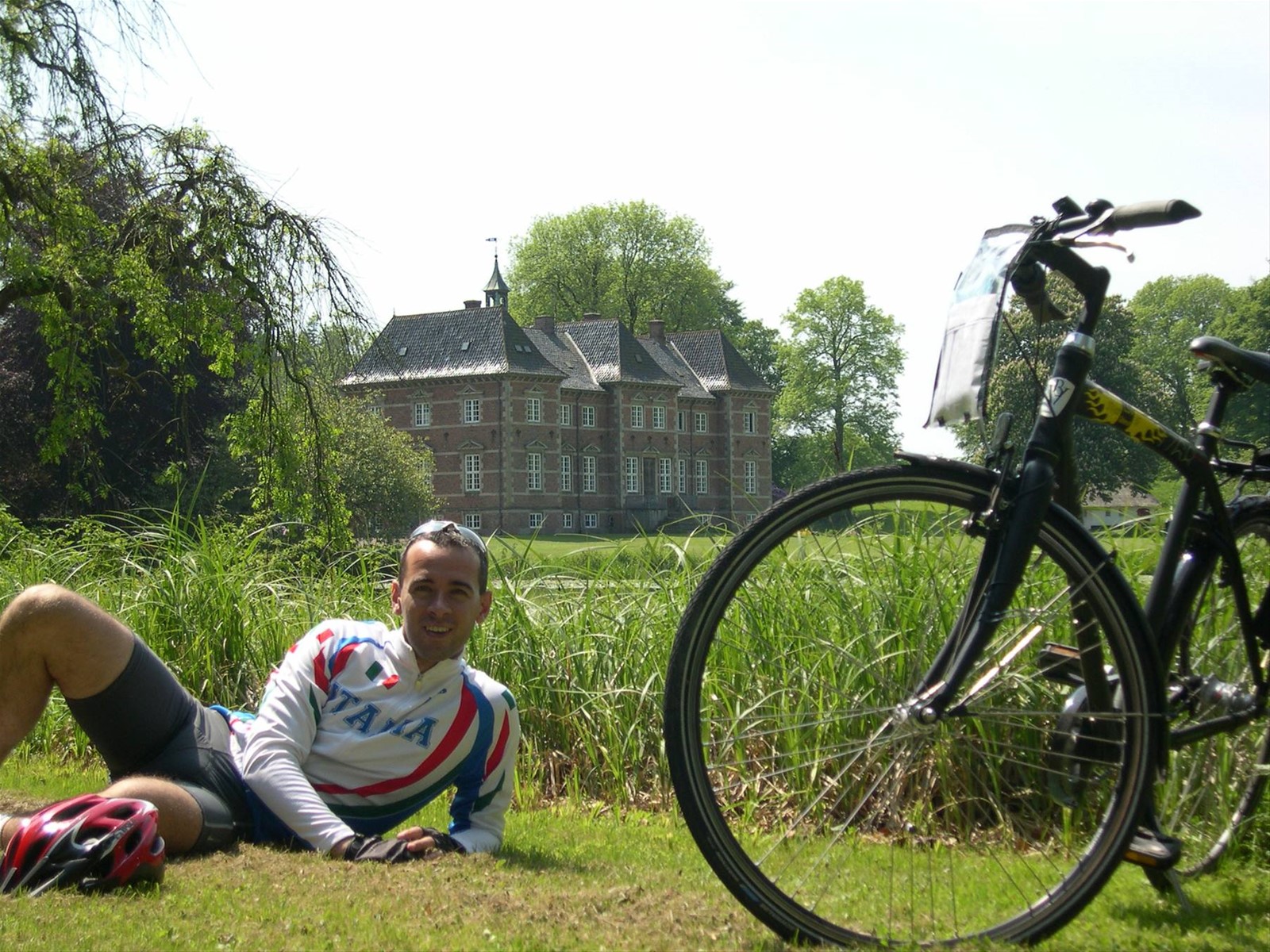 CLAUDIO . . . LA BICI . . . IL LAGO E L'ANTICO MANIERO DANESE