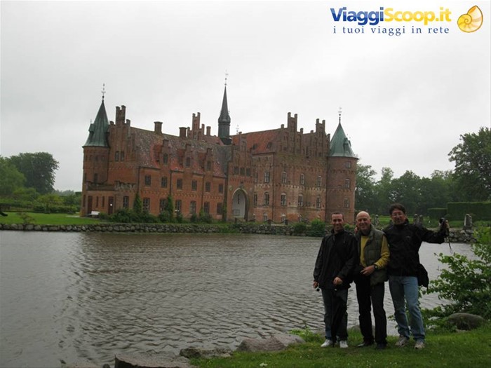 LA PIOGGIA . . . IL CASTELLO . . . IL LAGO . . . E NOI  