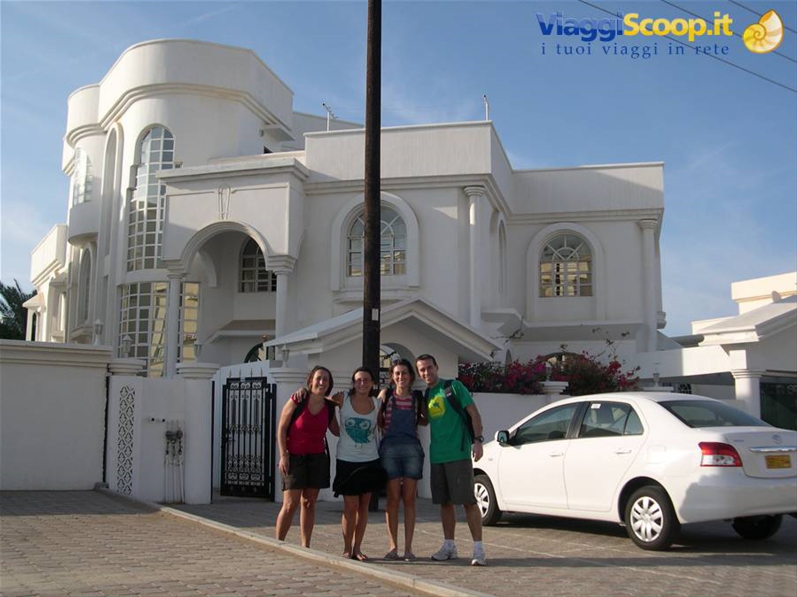 FOTO DI GRUPPO DAVANTI LA CASA DI DANIELA A MUSCAT