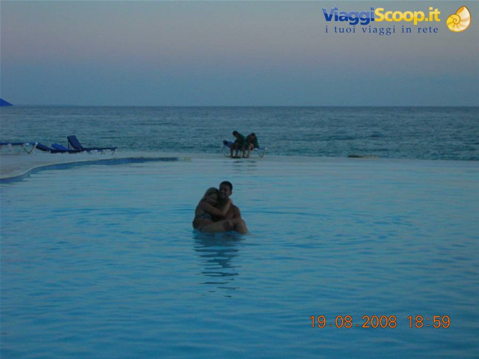 in piscina al villaggio