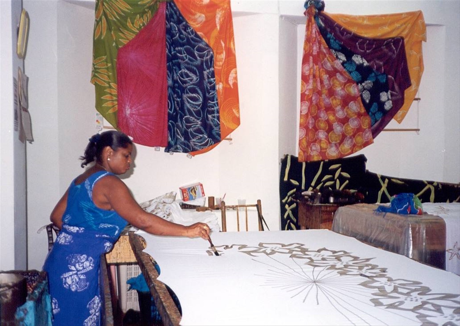 LAVORAZIONE TESSUTO BATIK