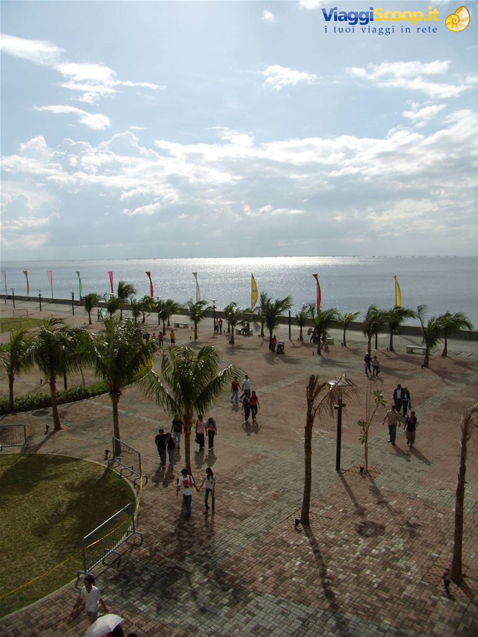 Manila - Il lungomare al Mall of Asia: deserto quando c'è il sole....