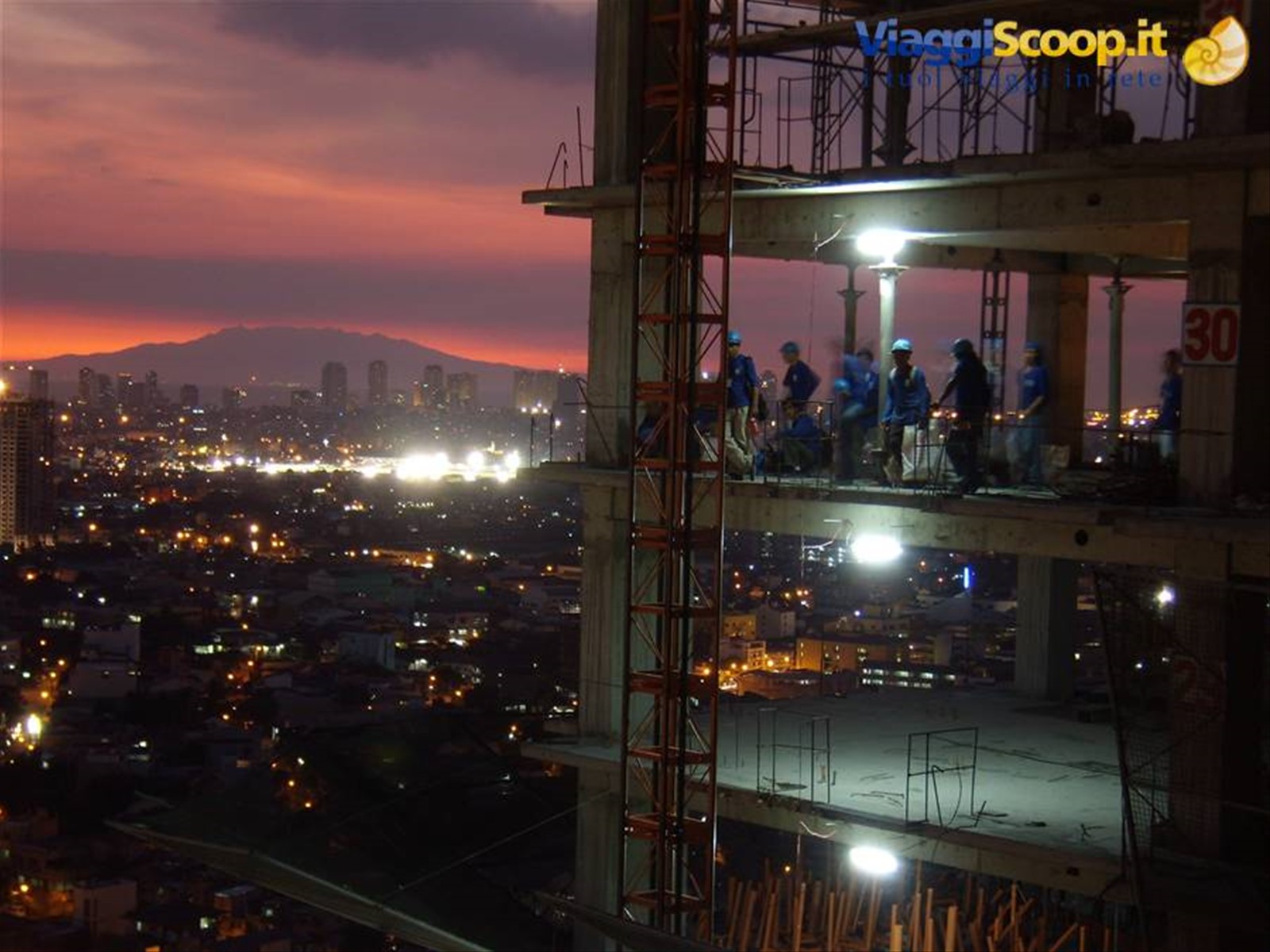 Manila - Un altra giornata di lavoro volge al termine al 30simo piano di un nuovo grattacielo...