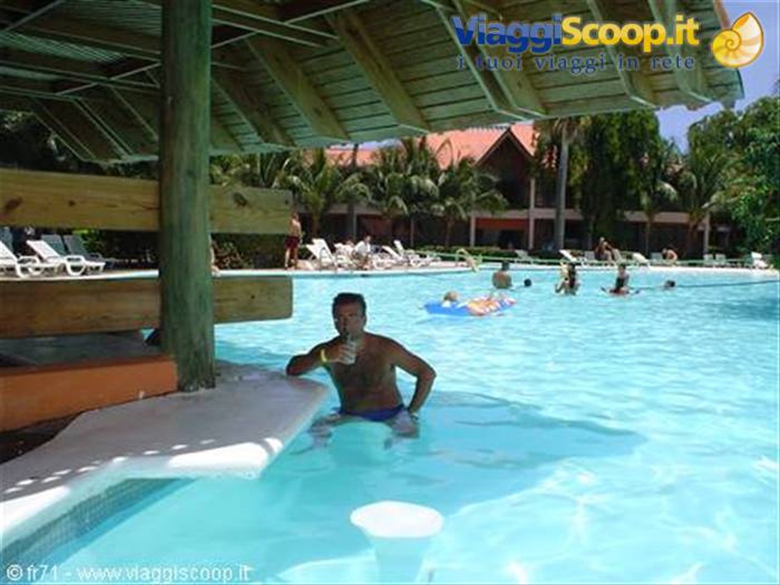 BAR IN PISCINA