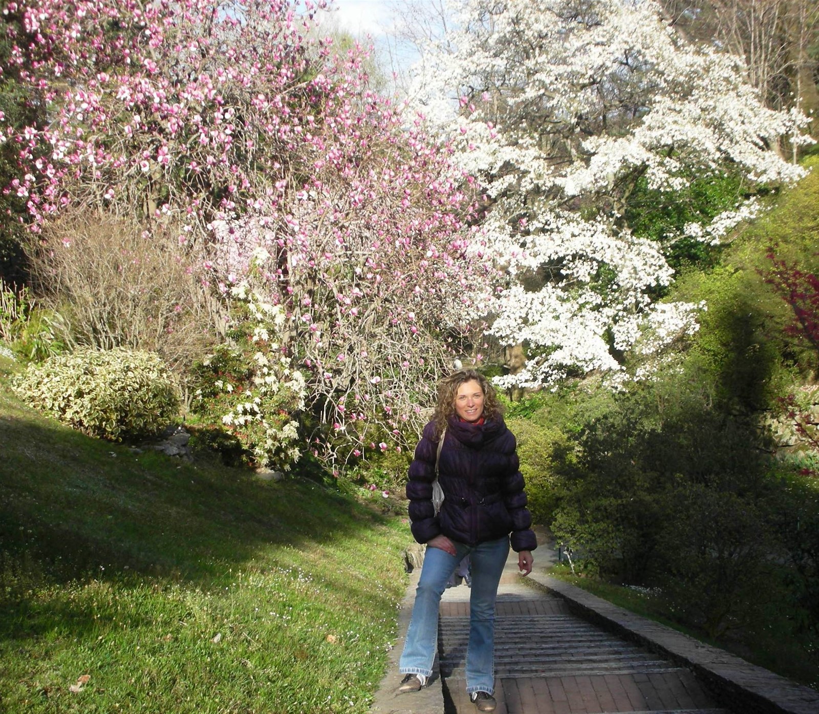 io e sfondo fiorito dei giardini