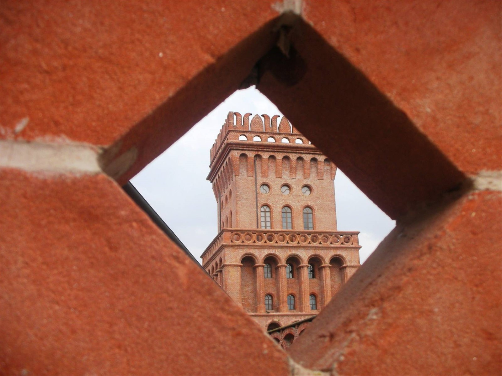 dettaglio foto particolare della torre del borgo