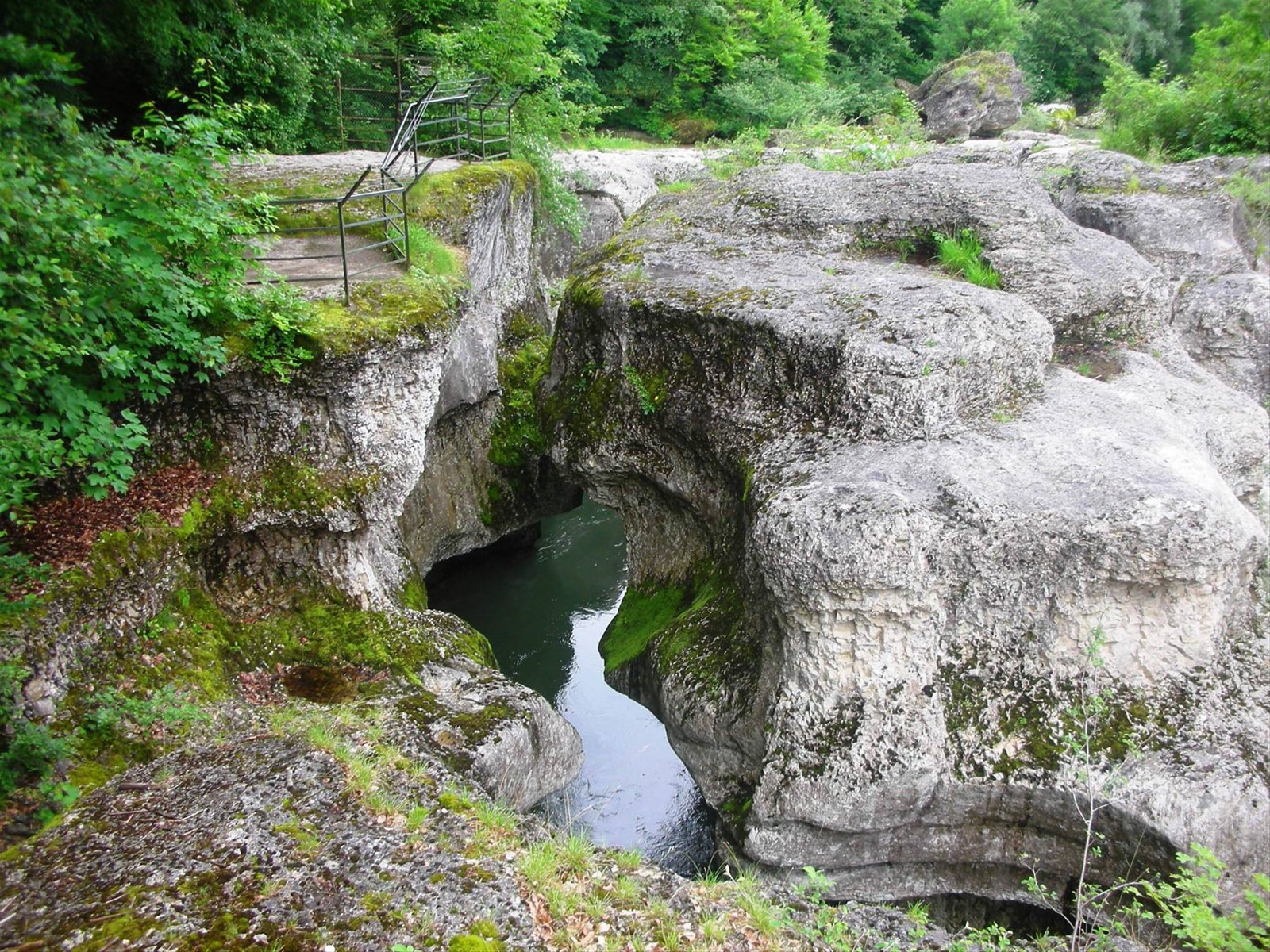 percorso esterno alle gole verso il lago