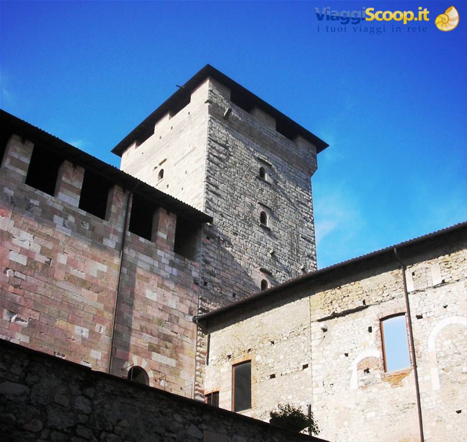 la rocca dal cortile interno