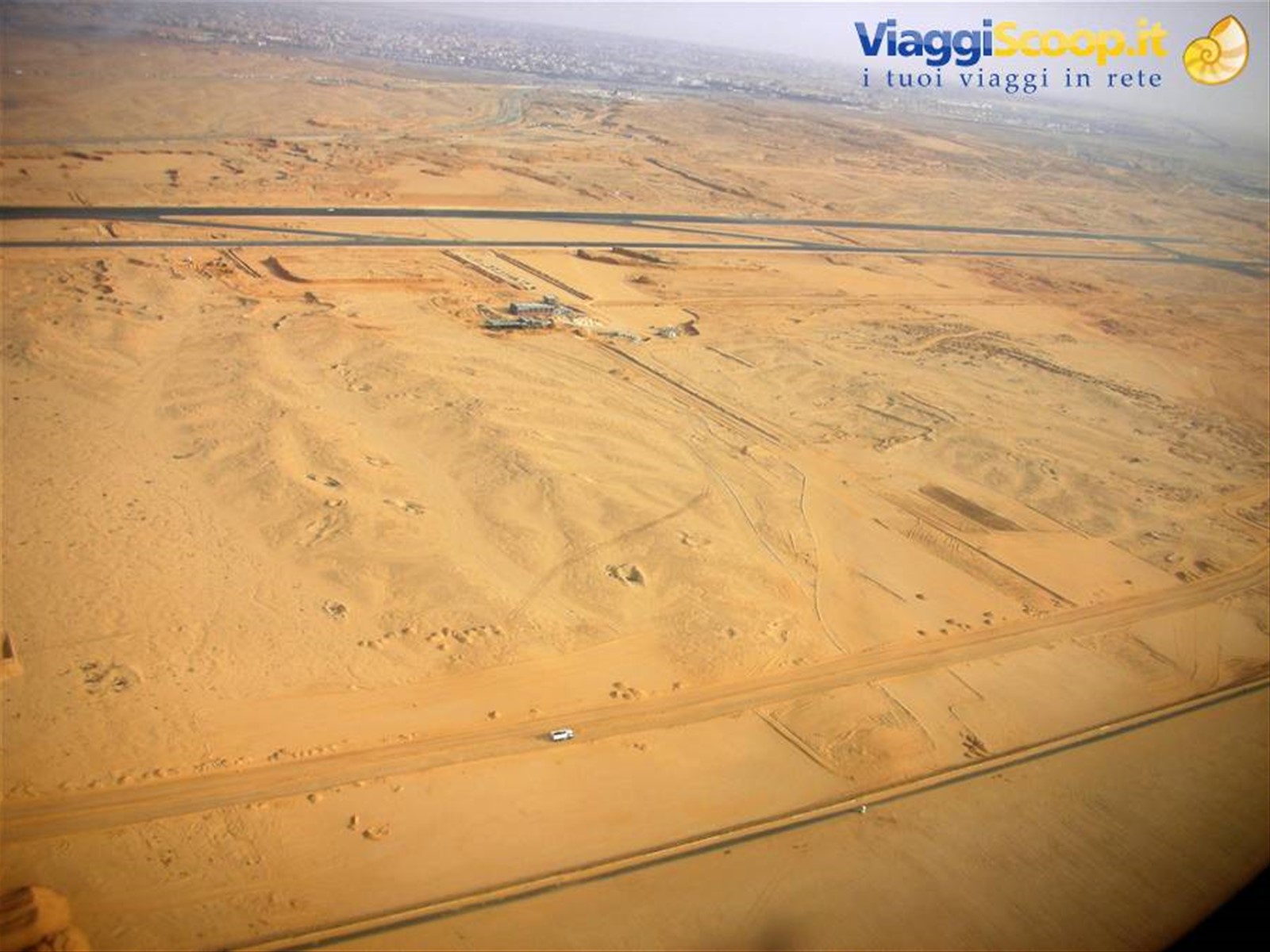 il deserto del cairo presso l'aeroporto, dall'alto