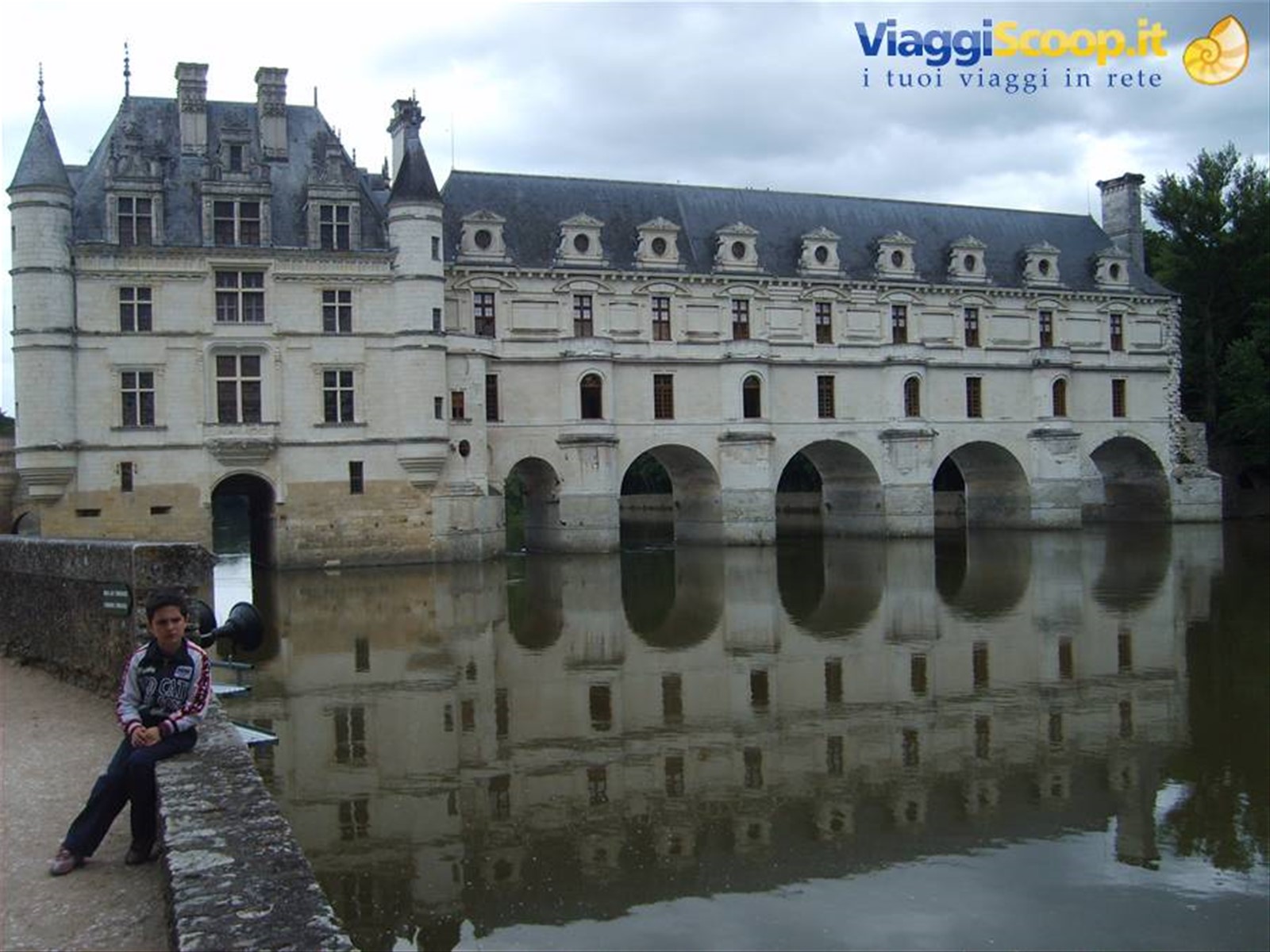Tommy davanti al castello di chenonceau