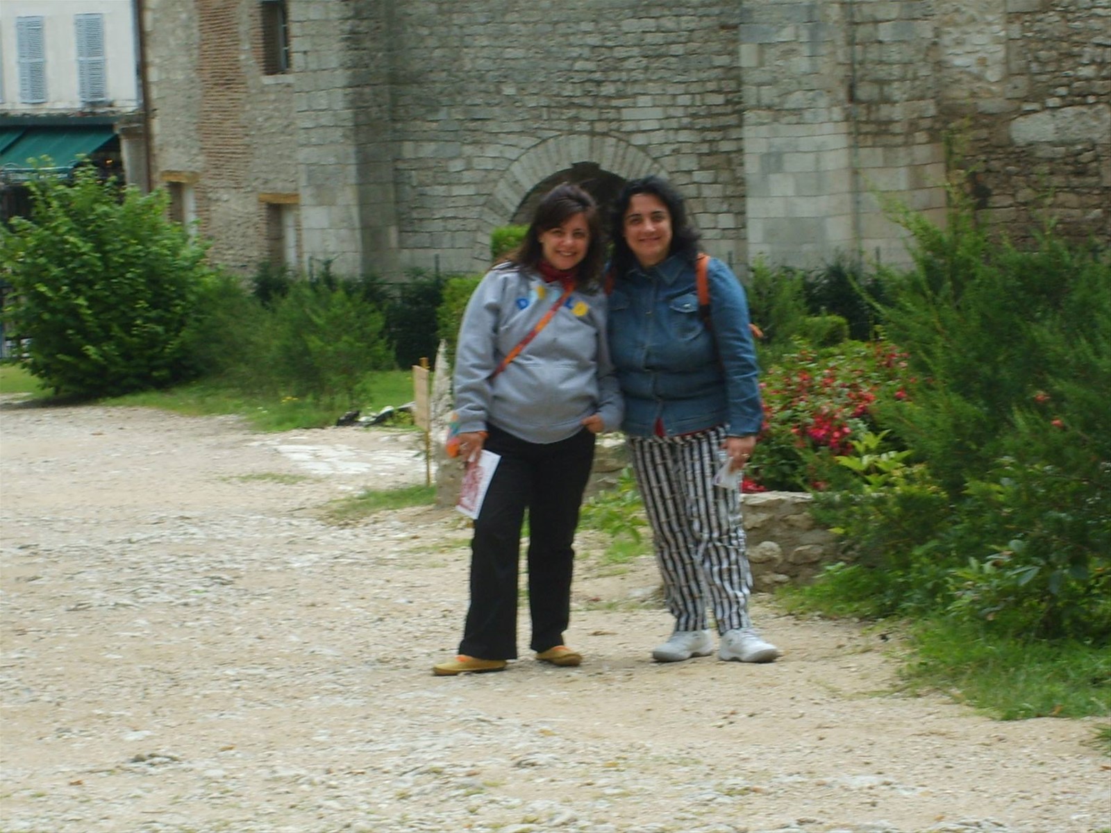 Io e Paola nel giardino del castello