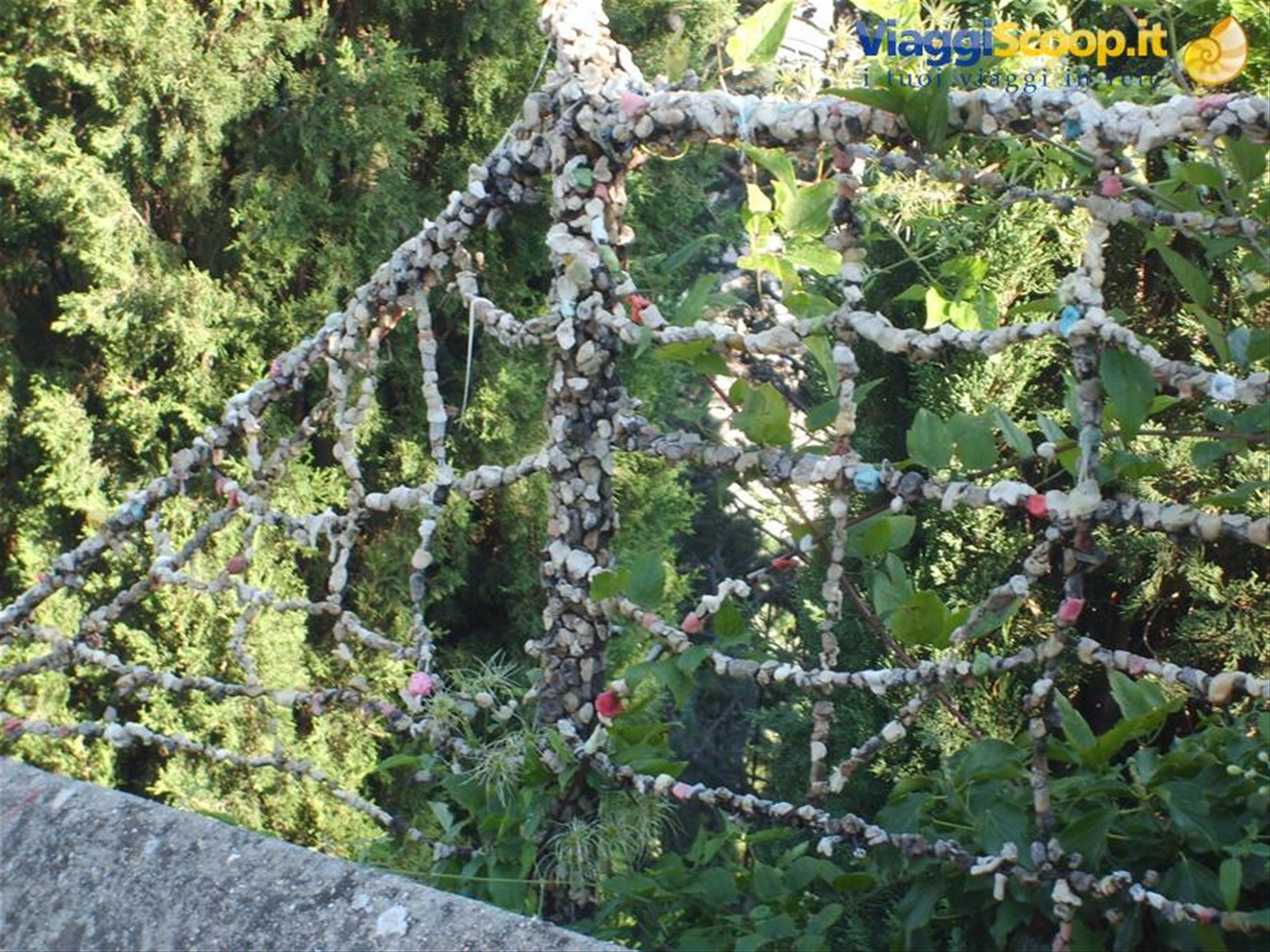 una simpatica decorazione di gomme da masticare - masticate - nei pressi della rocca maggiore