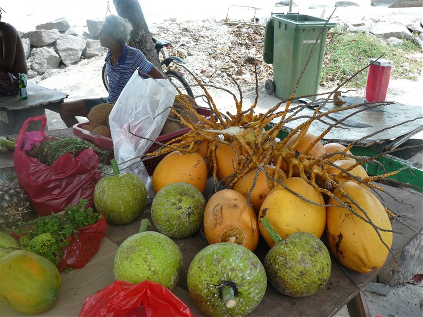 Banchi di frutta a Beau Vallon