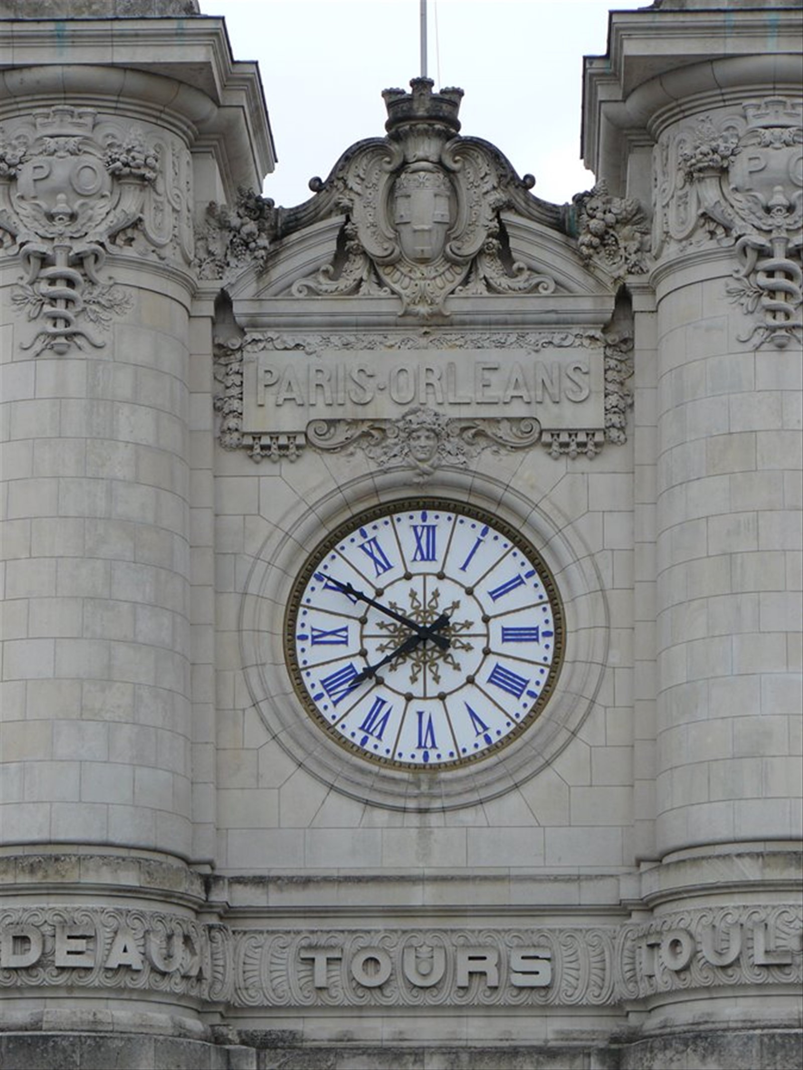 L'Orologio all'ingresso della stazione