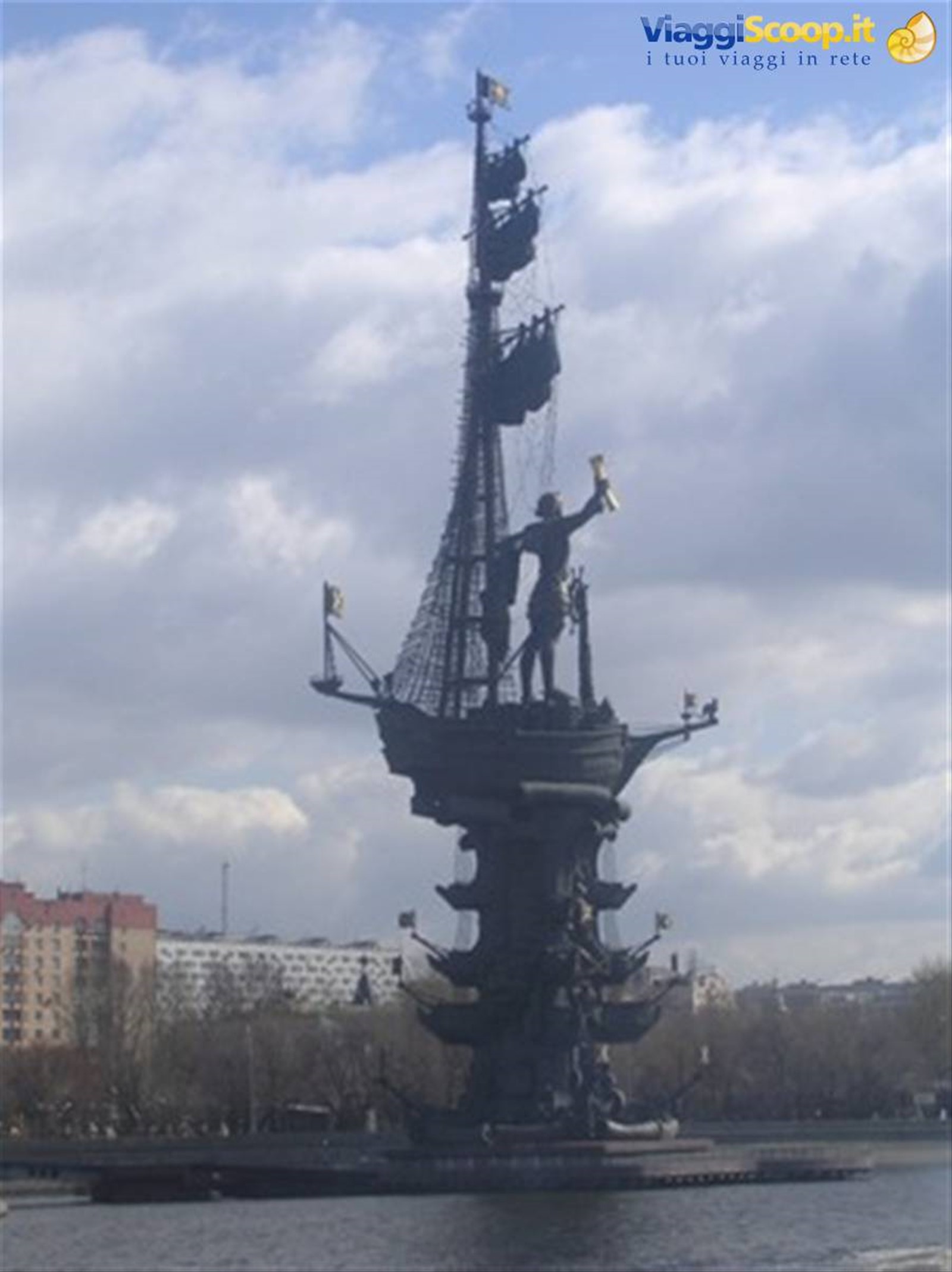 Monumento a Pietro il Grande sulla riva della Moscova