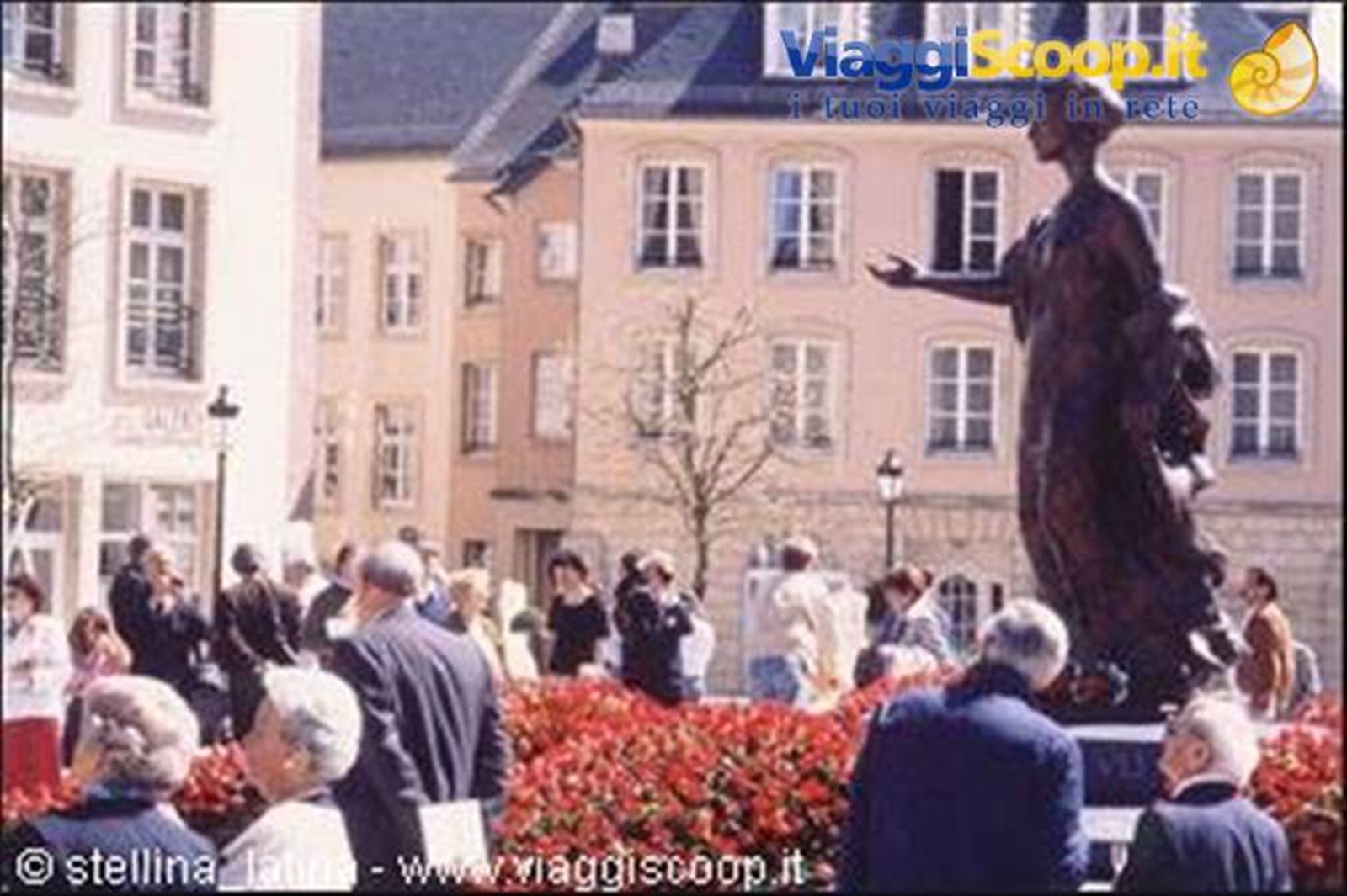statua in onore di Grande Duchessa Charlotte de Luxembourg - foto da internet