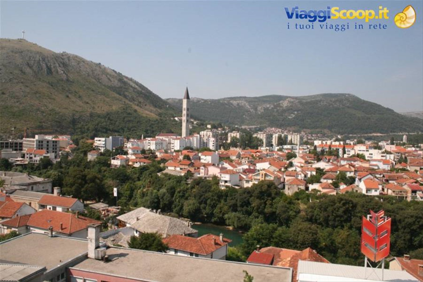 Veduta di Mostar dal minareto mussulmano, visitabile a pagamento.