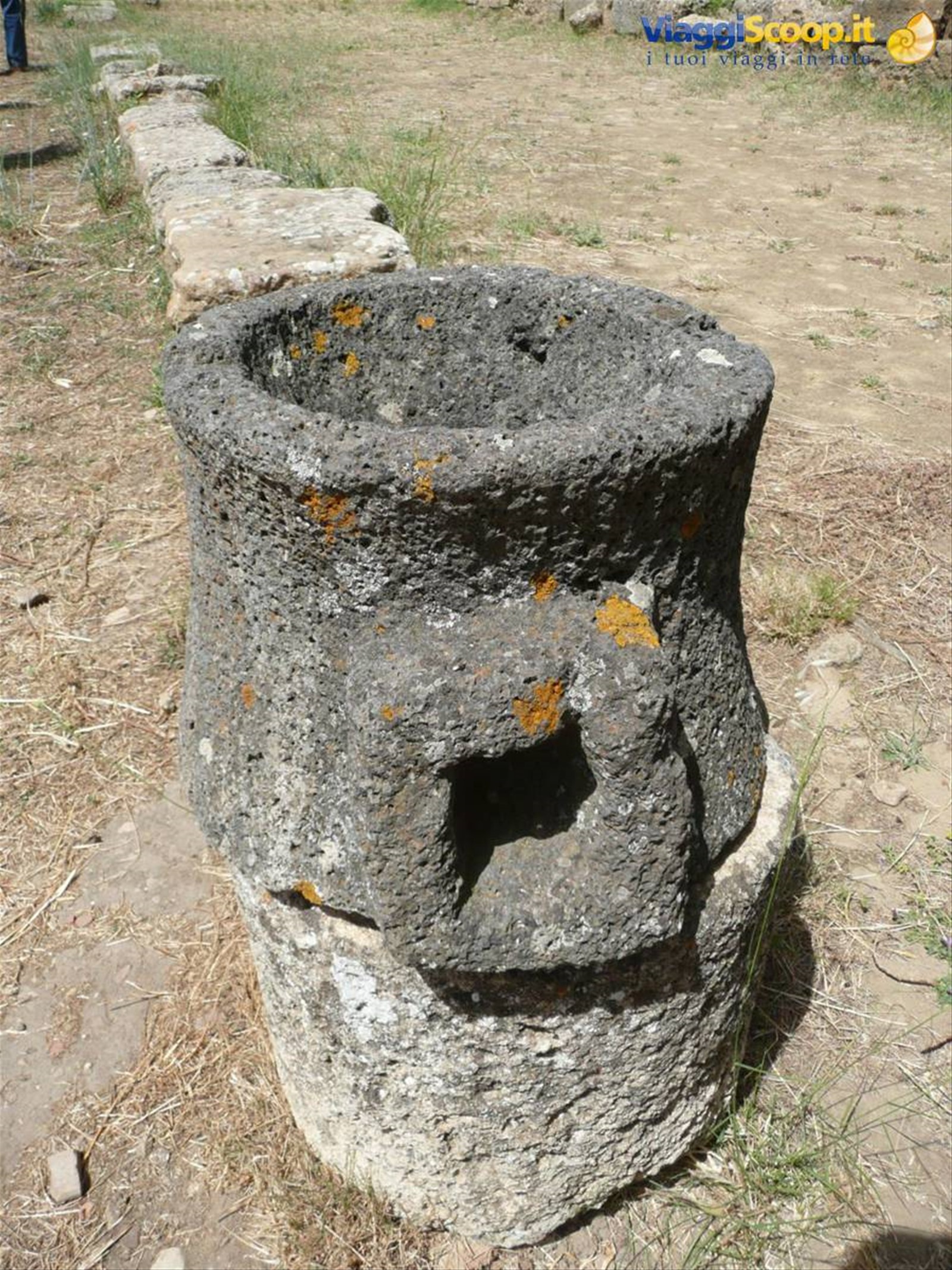 MORGANTINA stoà nord - macina in basalto