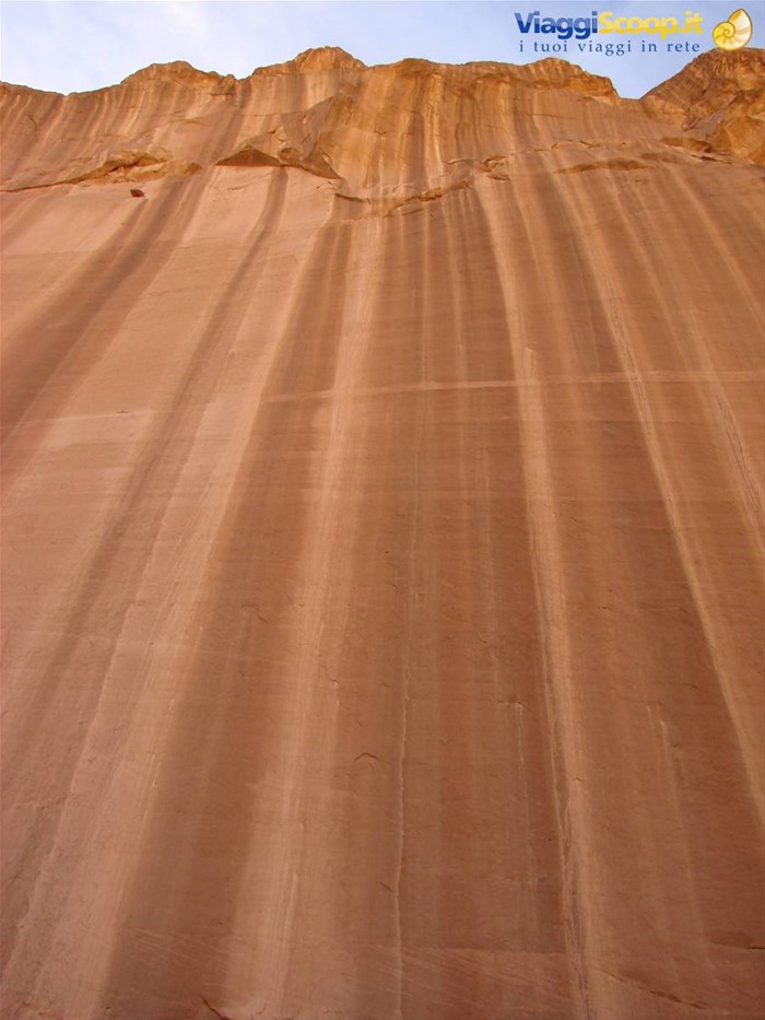 parete rocciosa all'interno di uno wadi