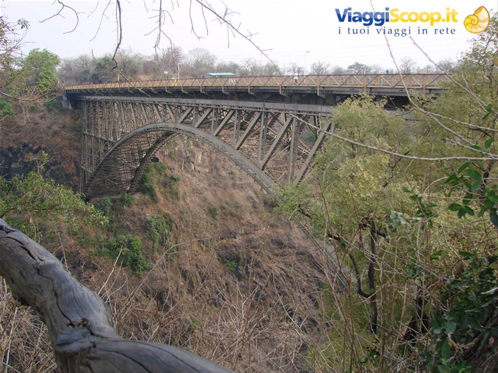 ponte sul fiume Zambesi che divide lo Zimbabwe dalla Zambia
