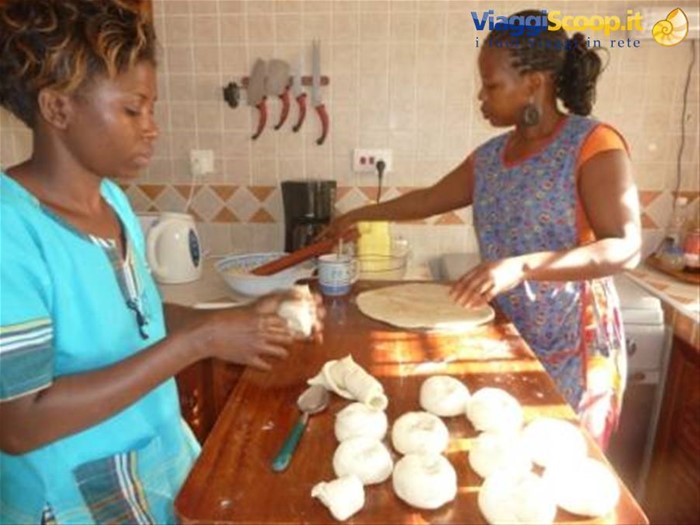 ...Tatu e Silvia preparano il chapati....