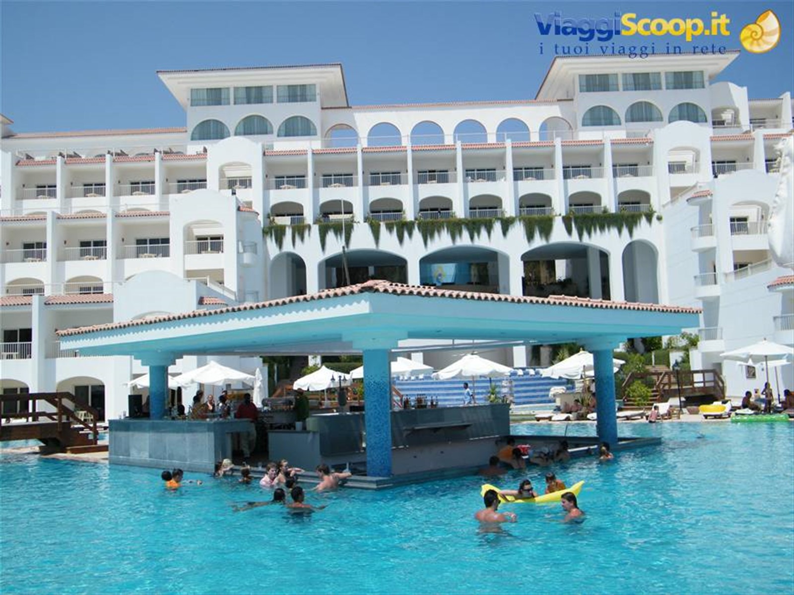 piscina principale e bar, con panoramica del resort