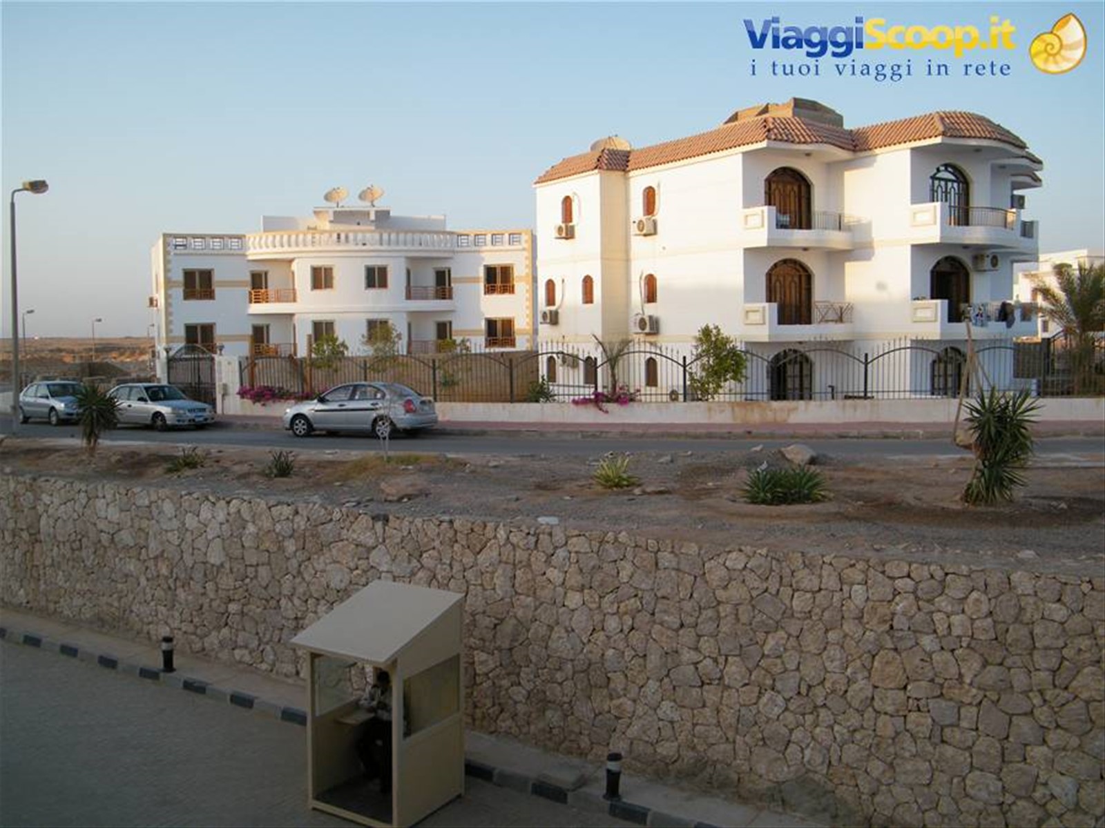 una postazione di vigilanza e costruzioni oltre il resort