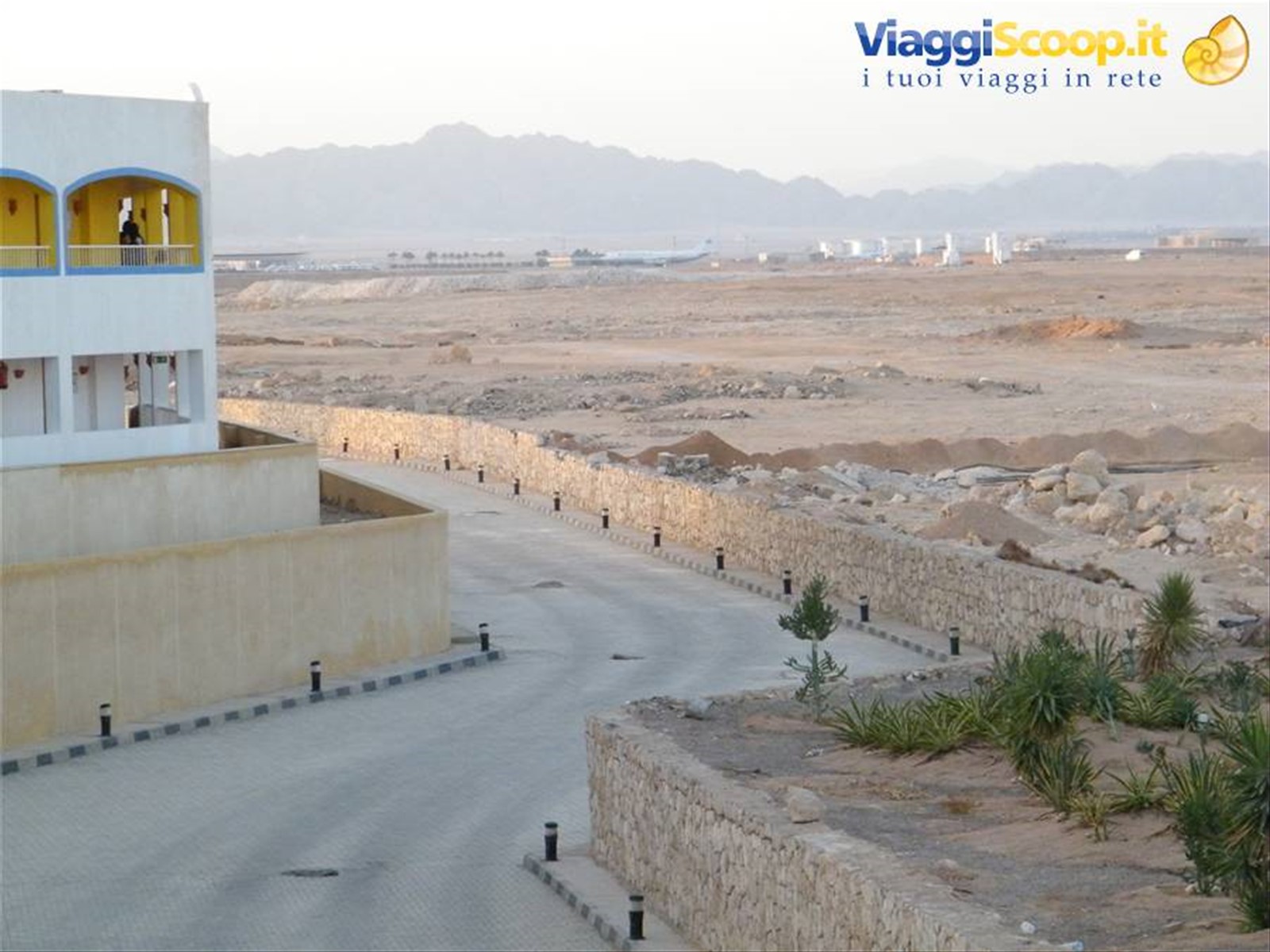 la stradina interna che segue tutto il perimetro del resort