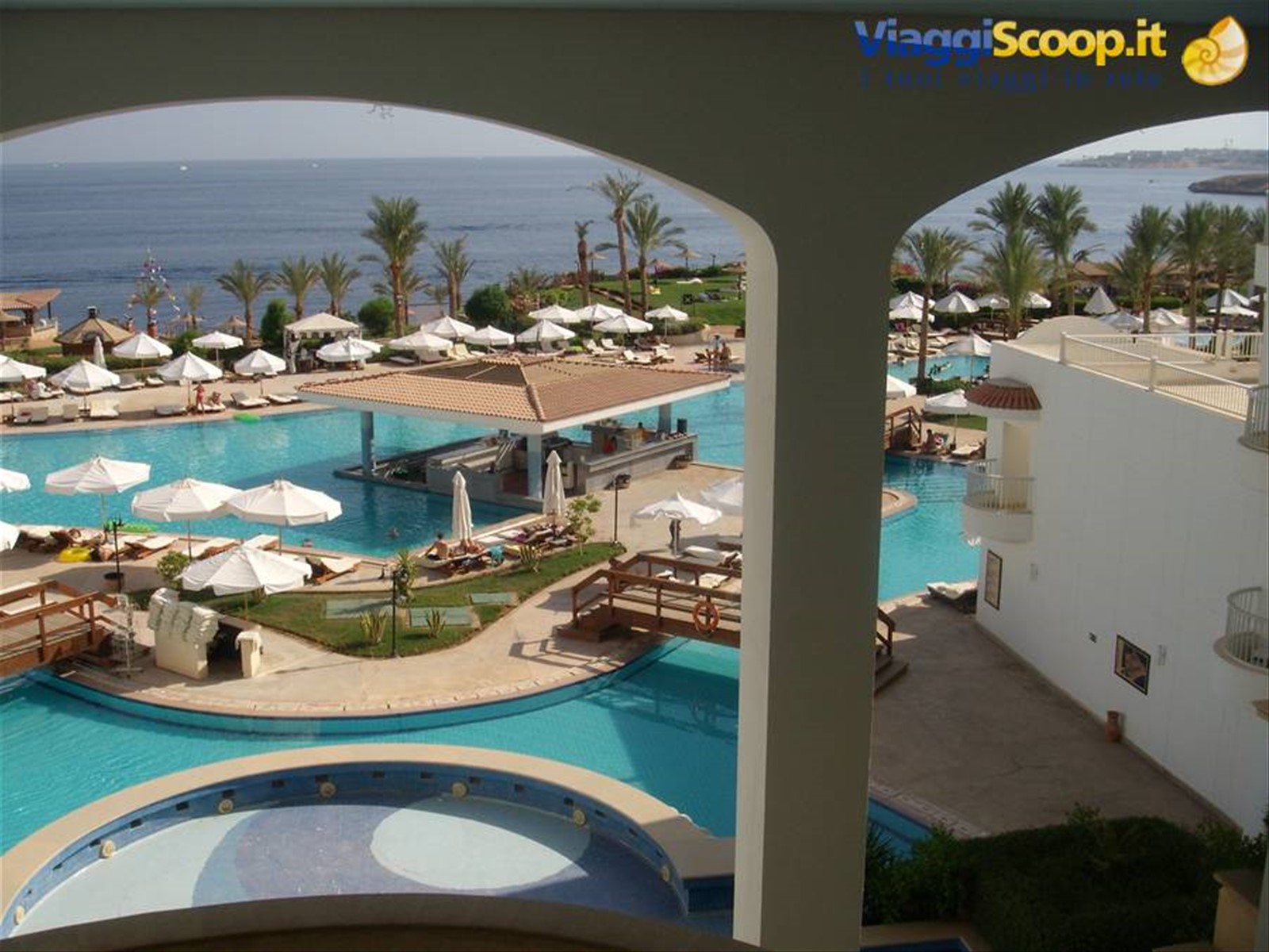 il bar della piscina principale