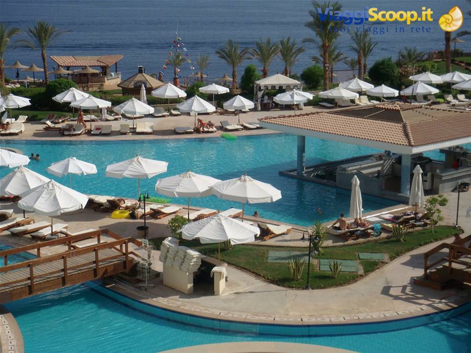 il bar della piscina a destra e il bar della spiaggia in fondo a sinistra