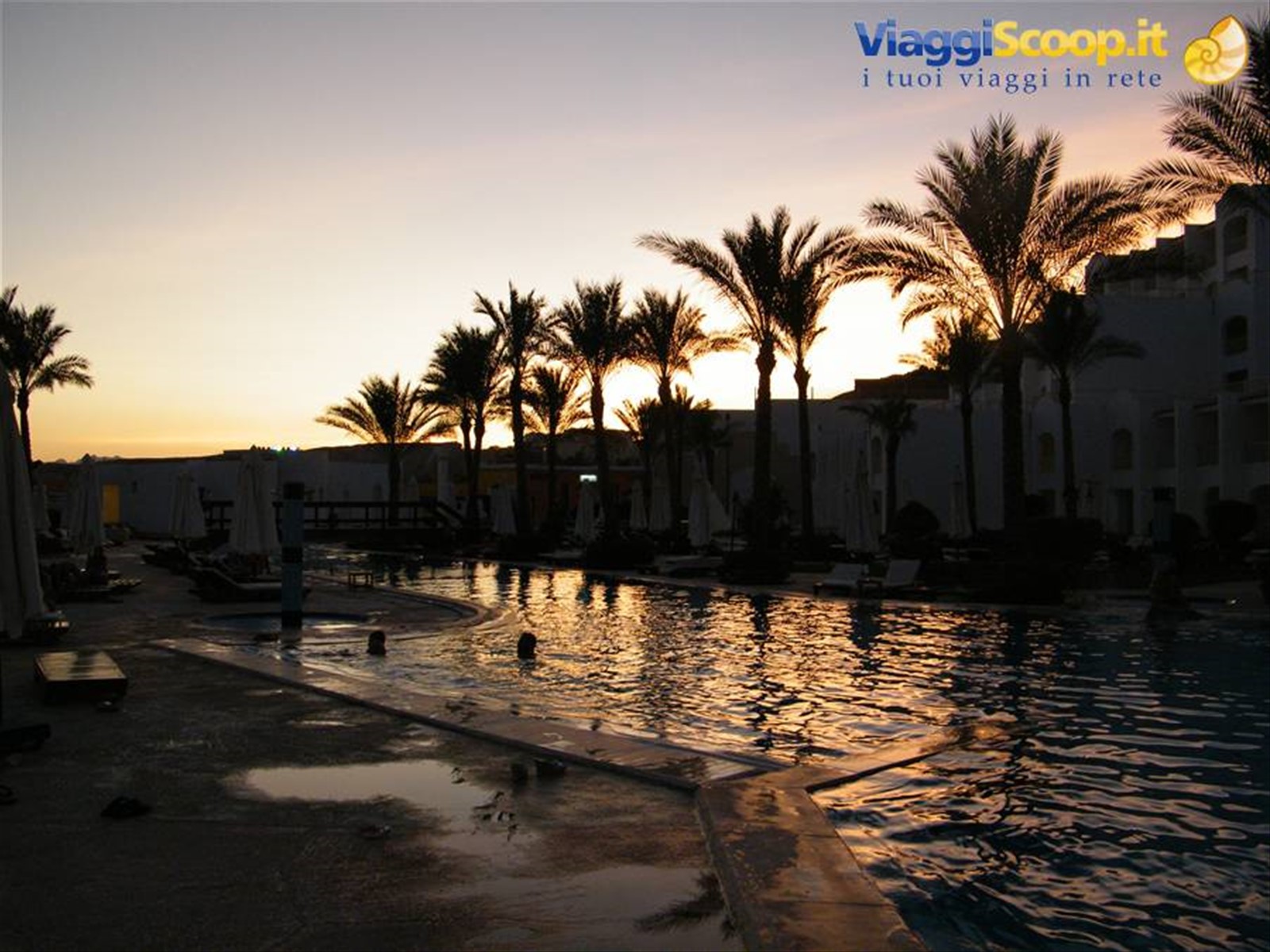 la piscina al tramonto