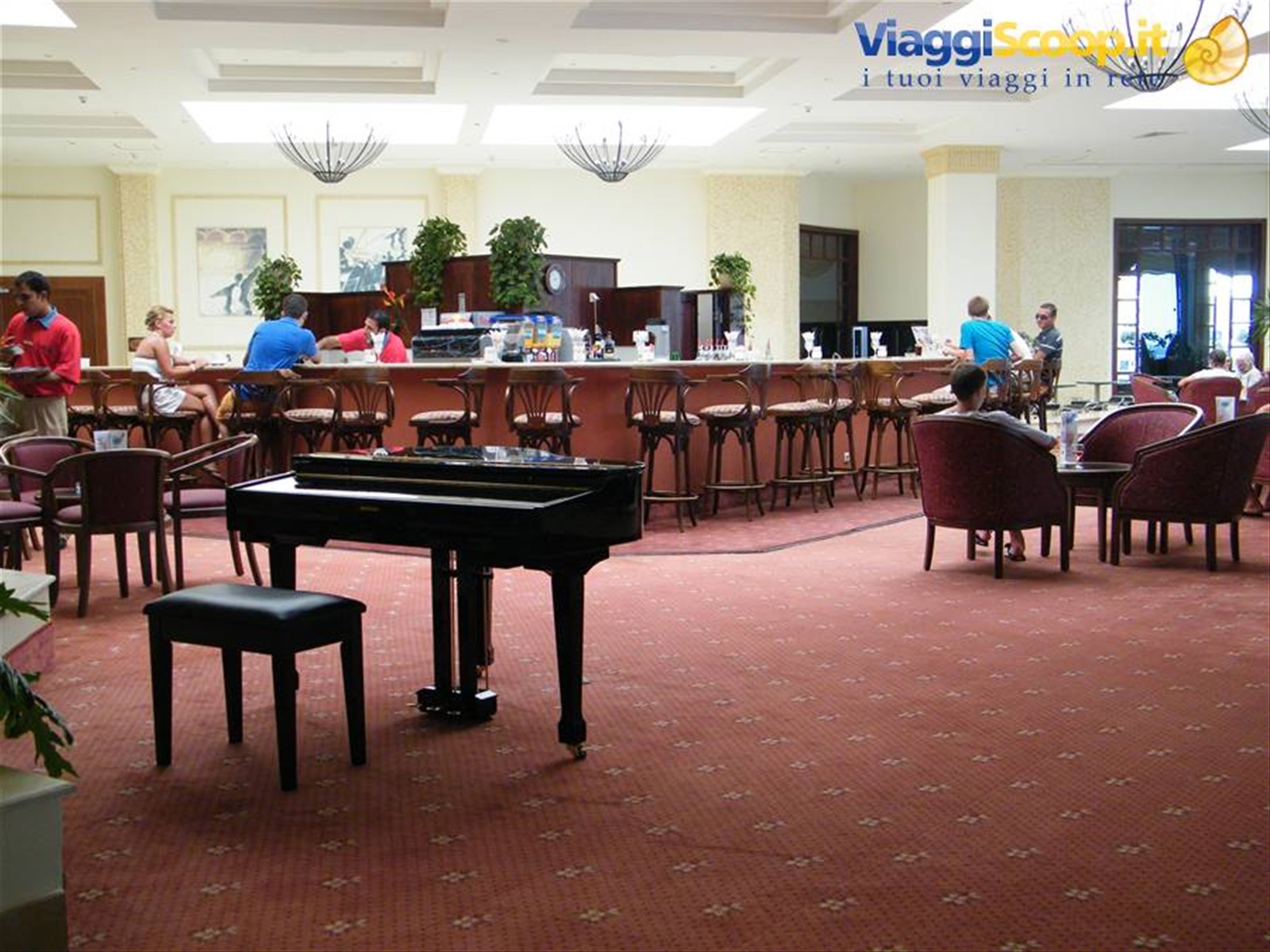 bar con piano bar accanto al ristorante principale
