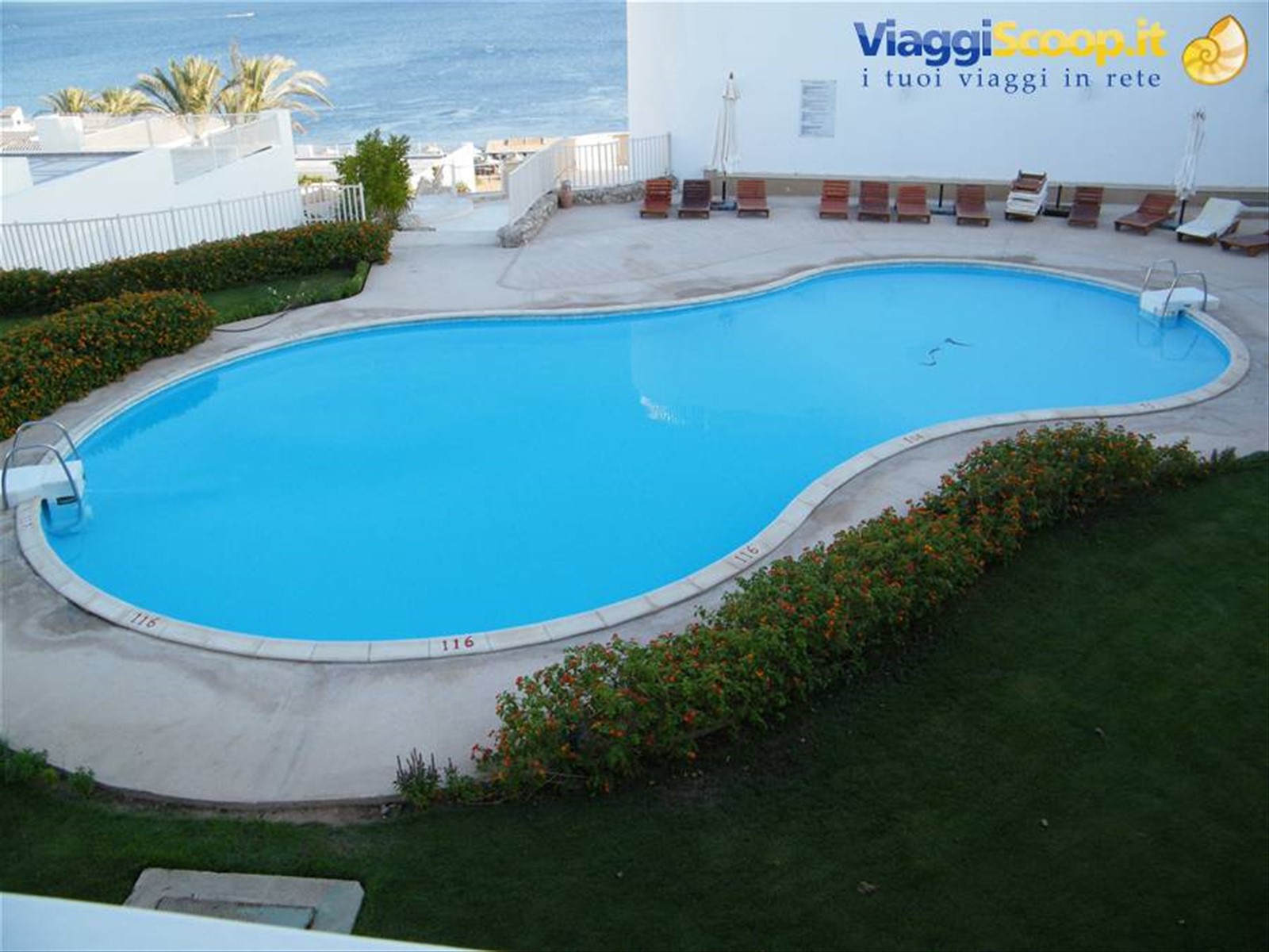 la piscina a disposizione del blocco camere 5204 ecc.