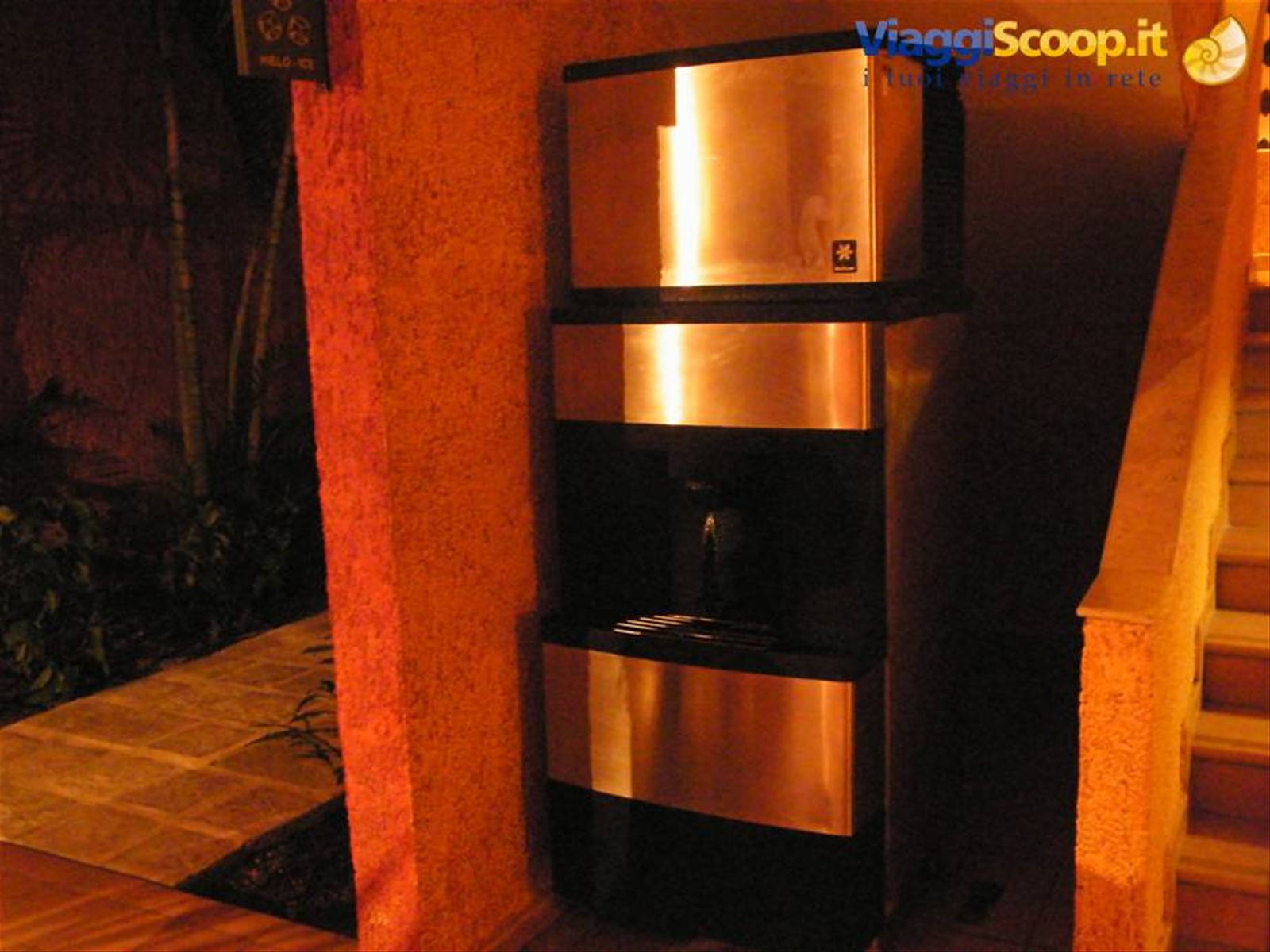 dispenser ghiaccio nei corridoi fuori le stanze