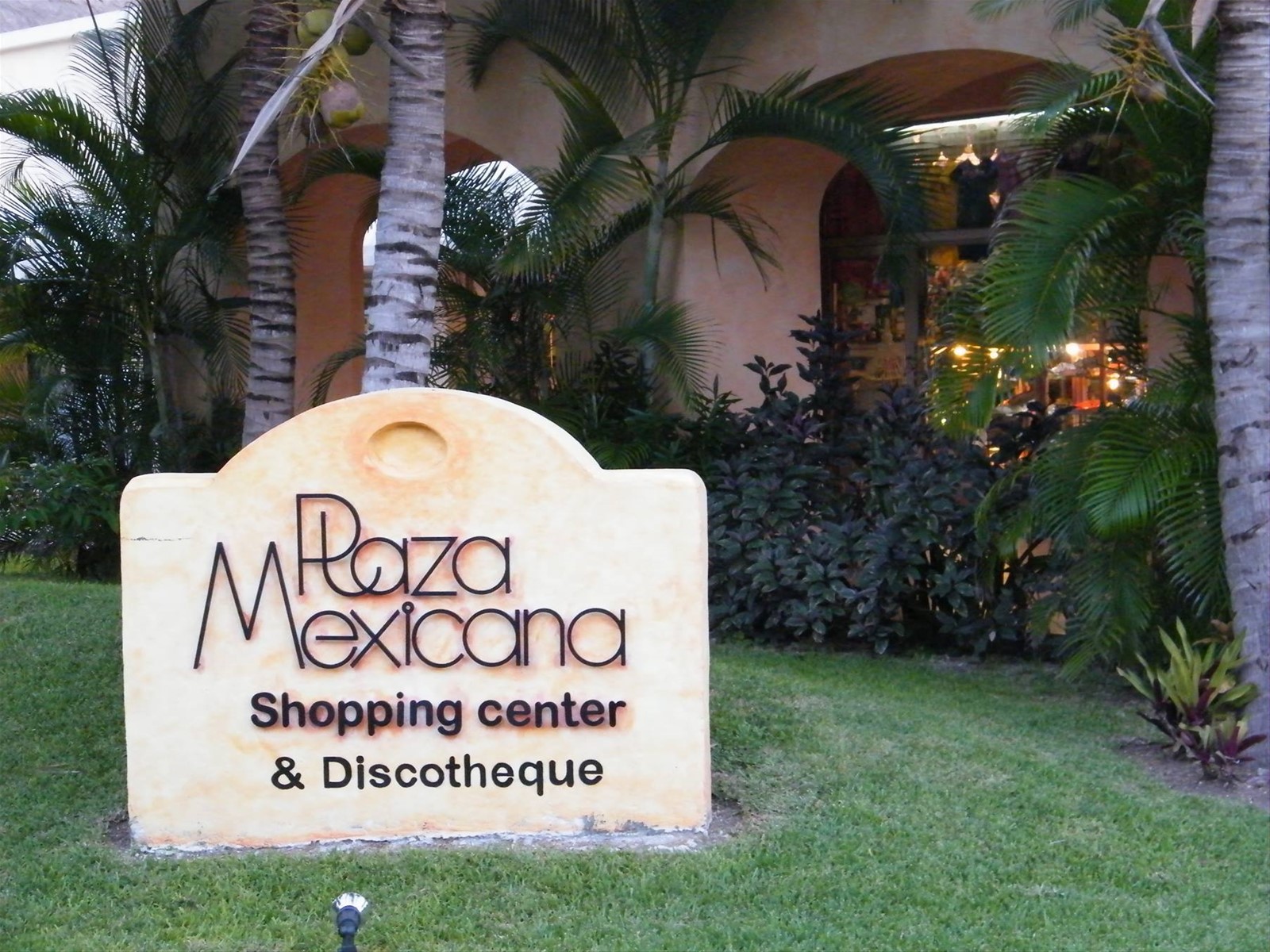 Plaza Mexicana al Tropical