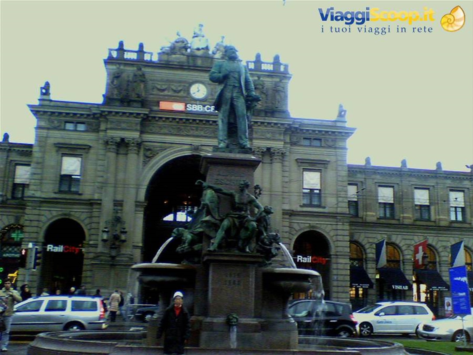 Piazzale della stazione dove si svolge il mercatino
