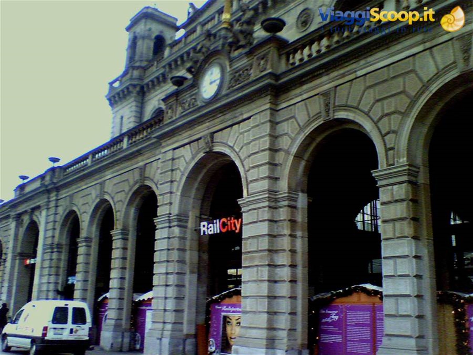 I mercatini sotto i portici della stazione