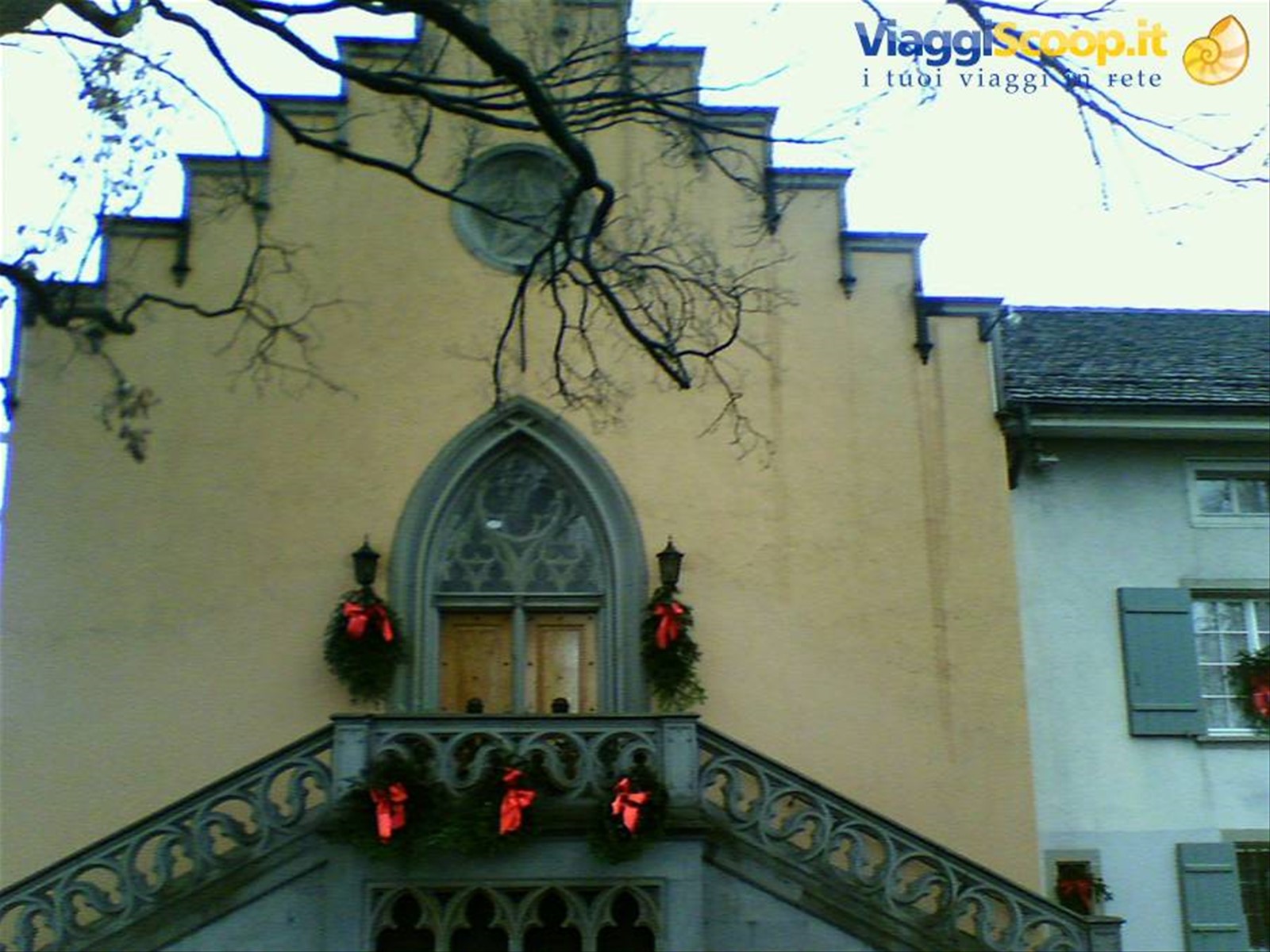 Casa tipica con addobbi natalizi